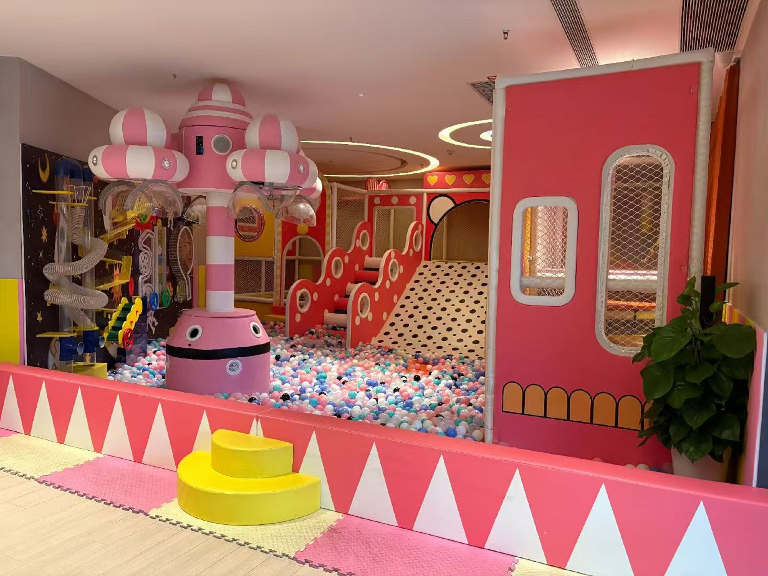 兒童遊樂區被粉色和白色的三角圍欄圍住,這裡是孩子們盡情玩耍的歡樂天地 兒童遊樂區被粉色和白色的三角圍欄圍住,這裡是孩子們盡情玩耍的歡樂天地