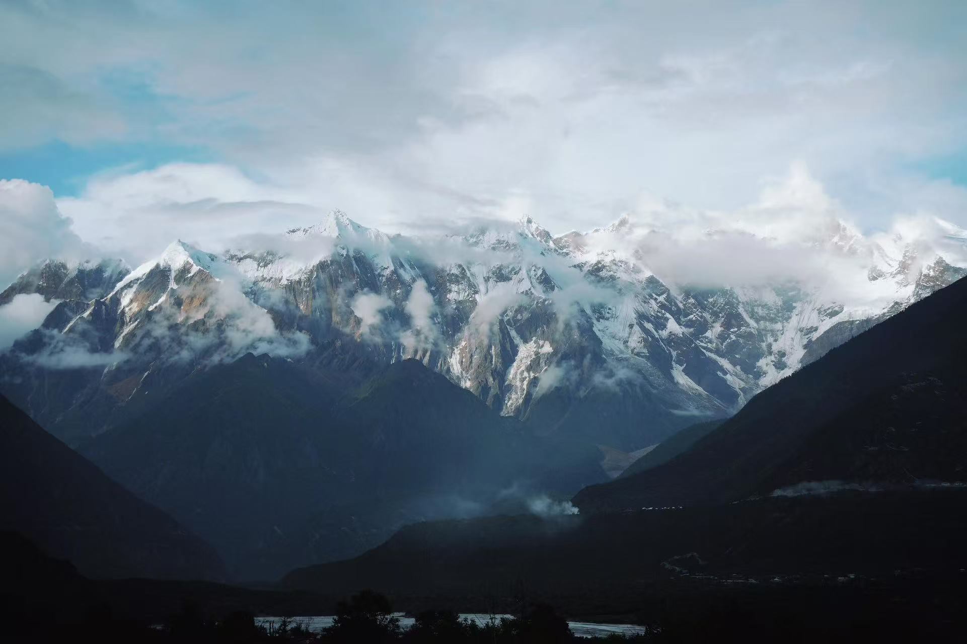 南迦巴瓦群峰刺破雲層,皚皚雪峰在薄霧中若隱若現,陡峭巖壁紋理壯闊。山間霧氣緩緩流淌,谷底藏著雅魯藏布江,清冷蒼茫,盡顯中國最美雪山的神秘氣勢 南迦巴瓦群峰刺破雲層,皚皚雪峰在薄霧中若隱若現,陡峭巖壁紋理壯闊。山間霧氣緩緩流淌,谷底藏著雅魯藏布江,清冷蒼茫,盡顯中國最美雪山的神秘氣勢