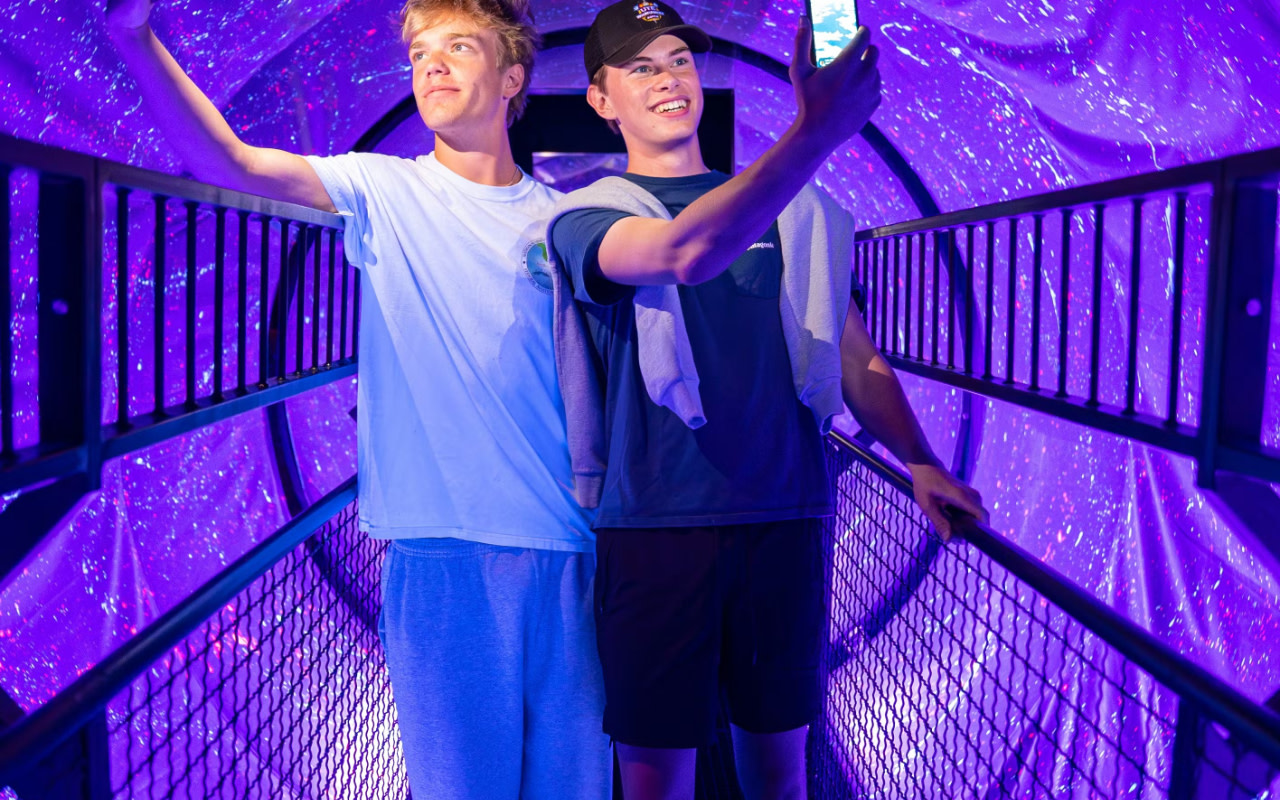 穿過令人目眩神迷、閃爍著紫色光芒的漩渦隧道時，請盡力保持平衡。