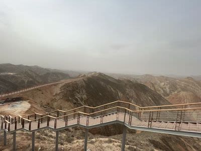 走進1.5公里懸空步道，穿行於紅白相間的山脊間，隨手拍都是科幻大片的既視感。