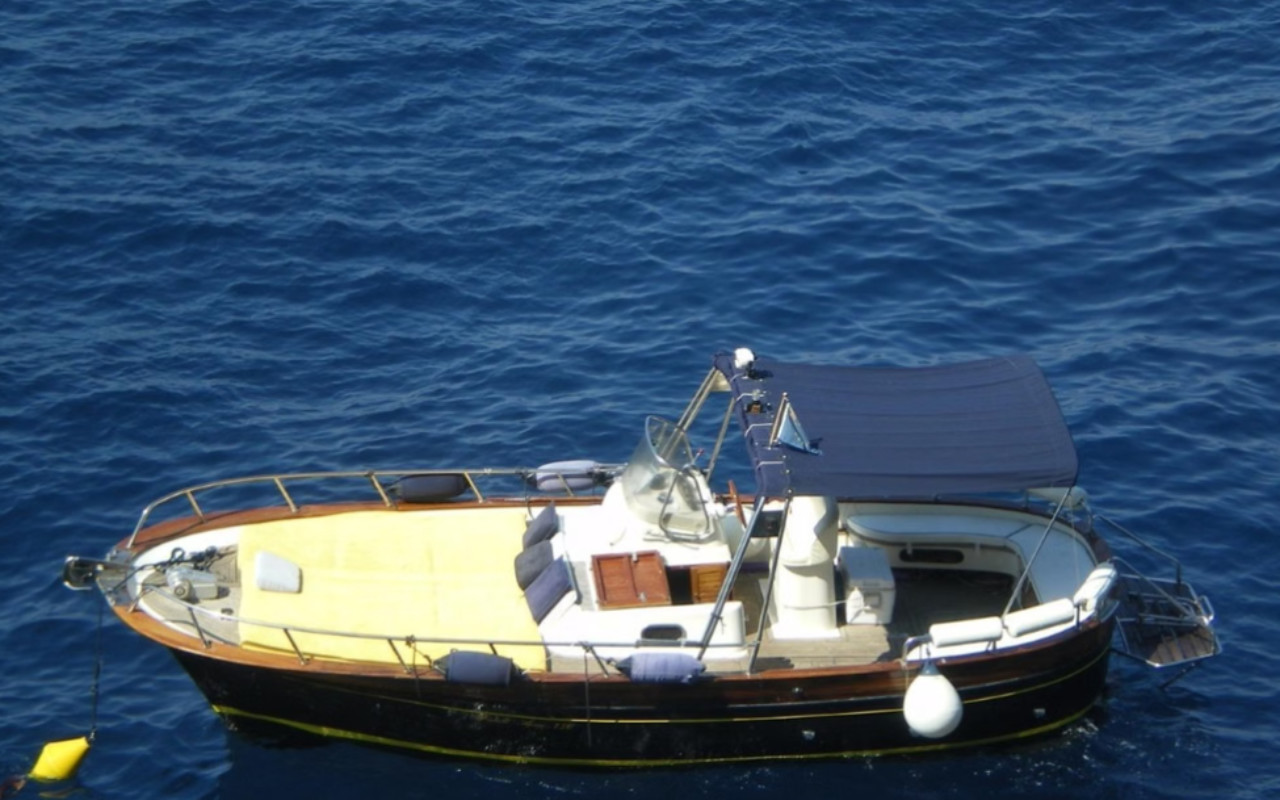 搭乘遊船飽覽卡布里島壯麗海岸線，再搭乘舒適小巴探索島嶼風光。