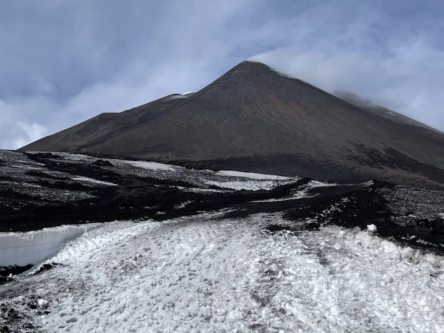 踏上歐洲最高活火山「埃特納火山」的火山斜坡，展開一場難忘的冒險之旅。