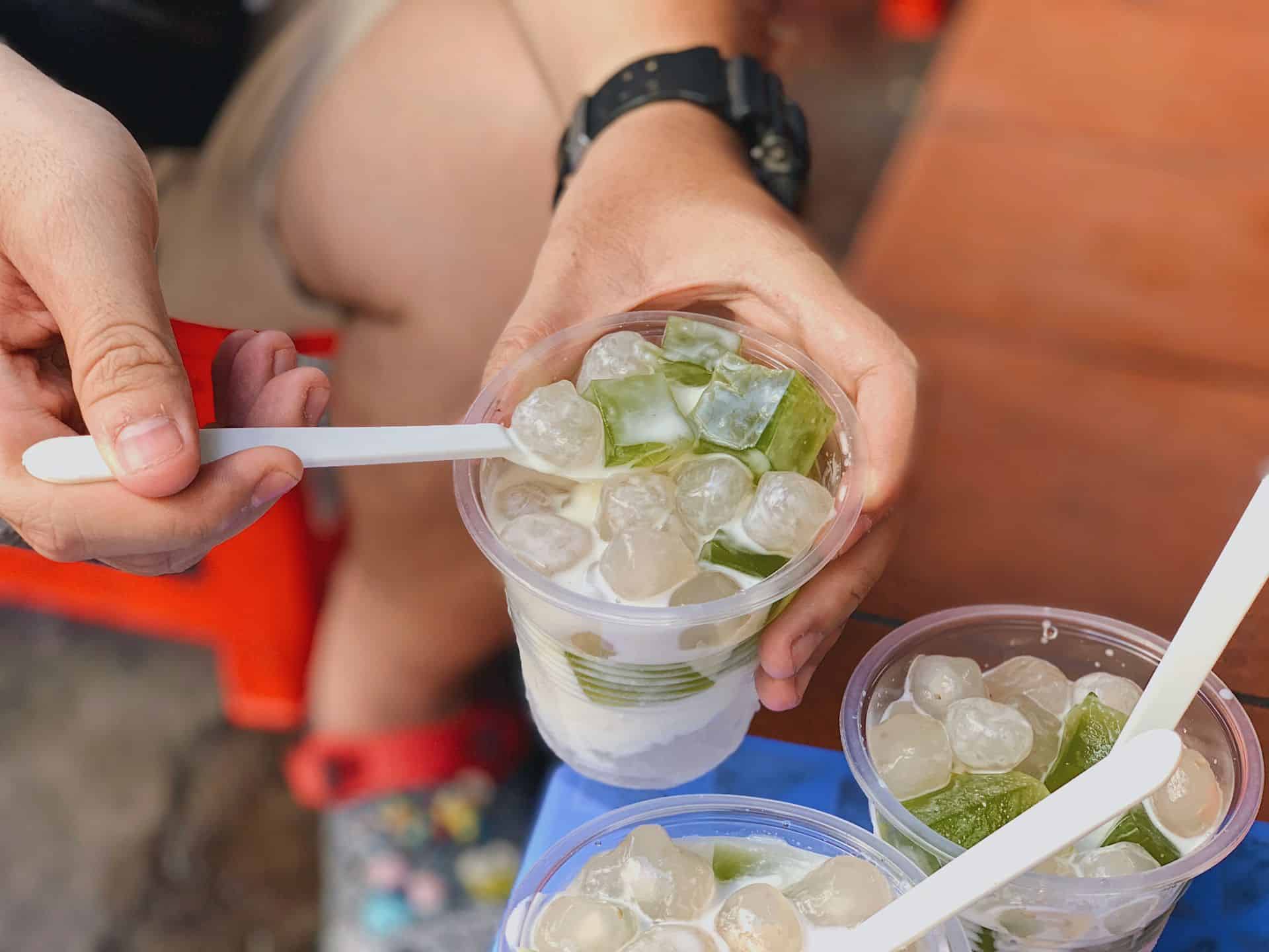 Seasonal Dessert (Chè or Fresh Fruit Yogurt)
End with a cup of Vietnamese sweet soup (chè) or cheese pandan jelly yogurt!