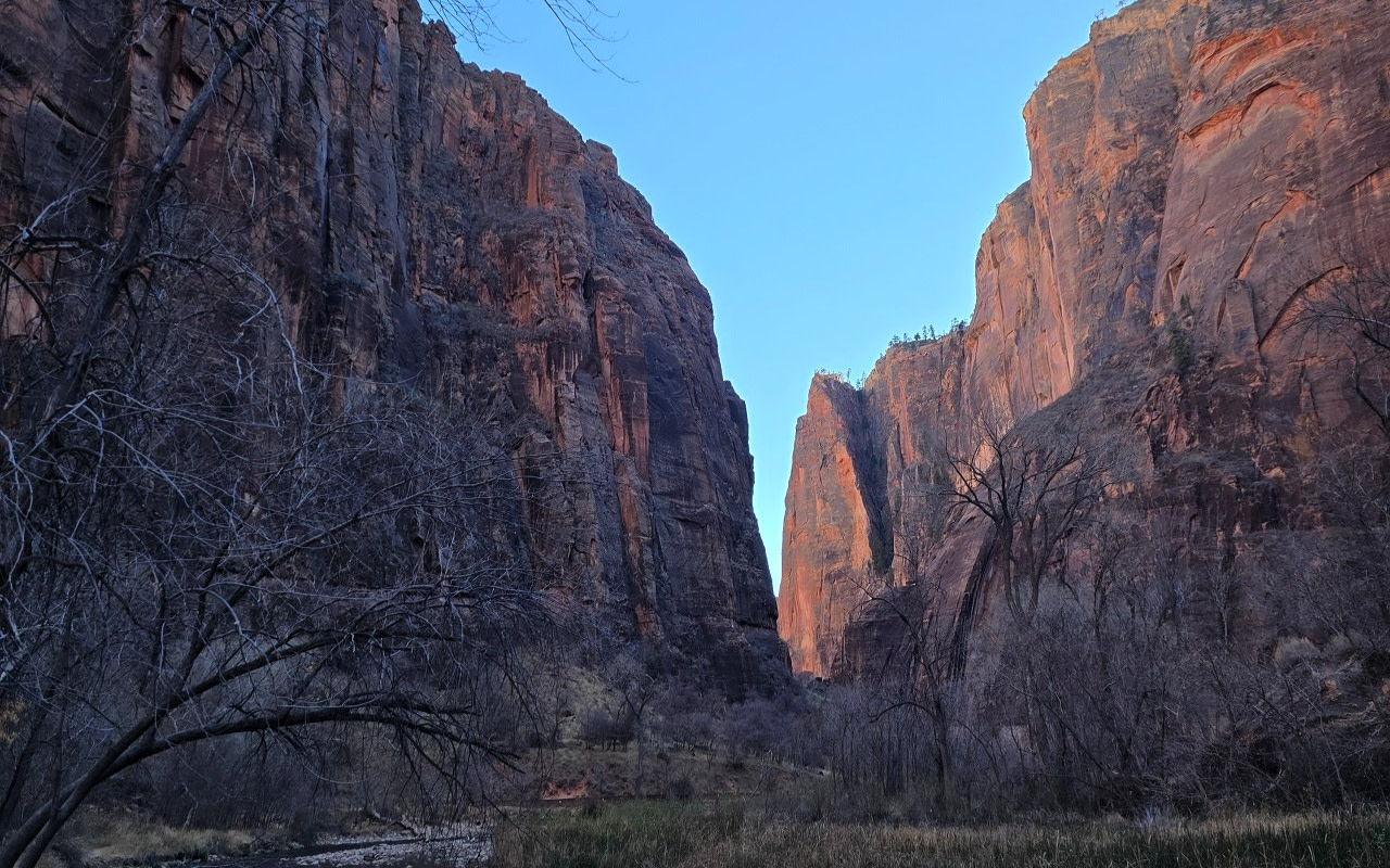 讚嘆陽光為古老峽谷岩壁披上彩衣，一場真正壯麗的自然奇觀。