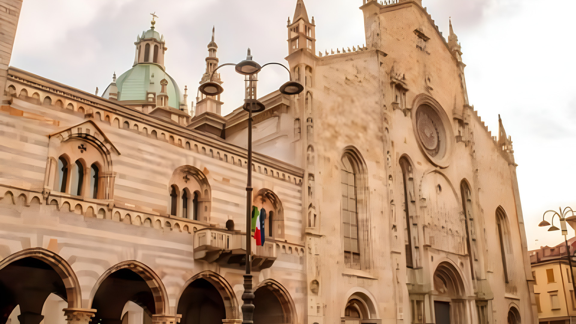 漫步於歷史悠久的科莫街道，隨後搭船遊覽波光粼粼的湖泊，盡享全景風光。