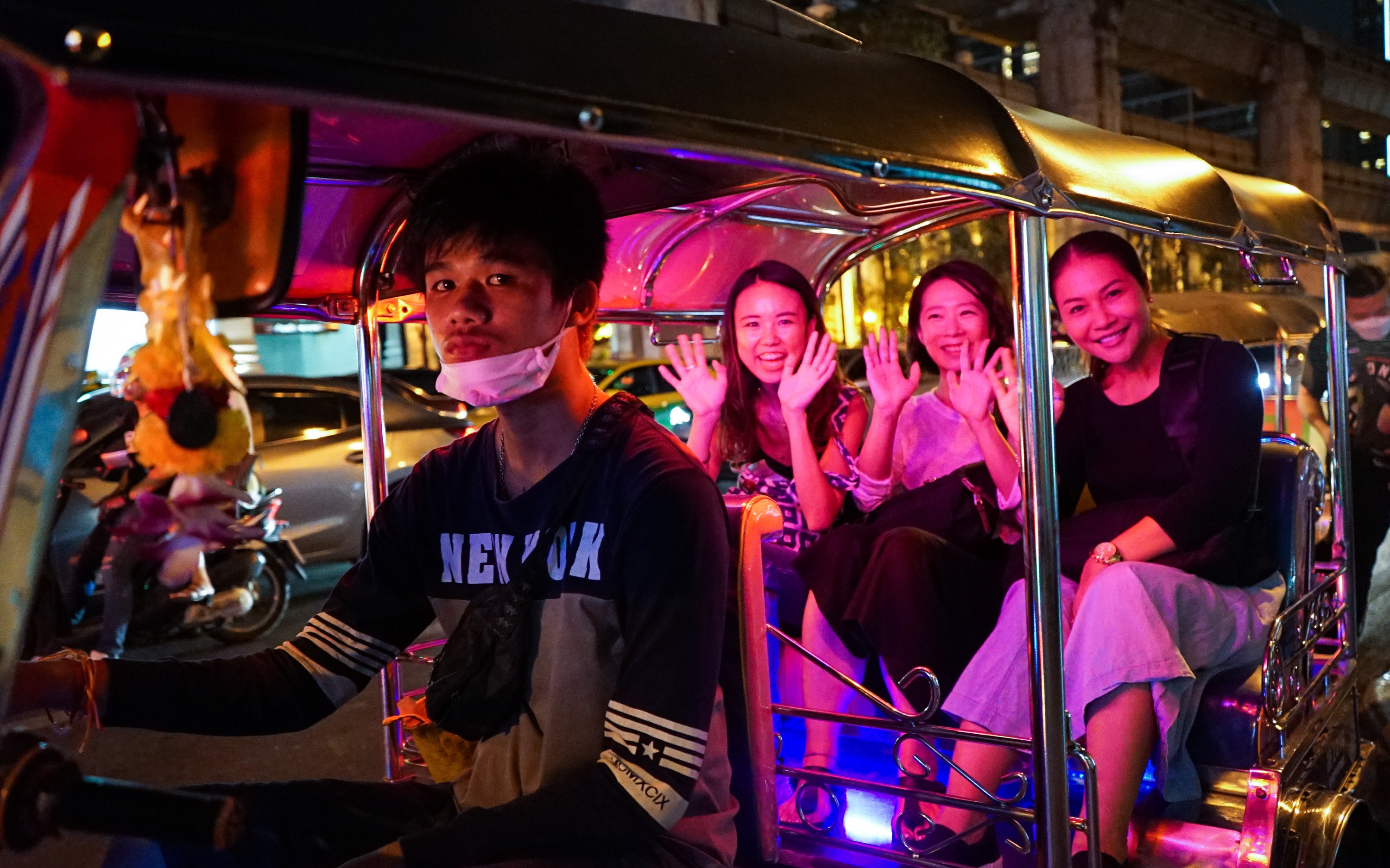 Bangkok Tuk Tuk Night Tour with food & drinks in Siam & Silom