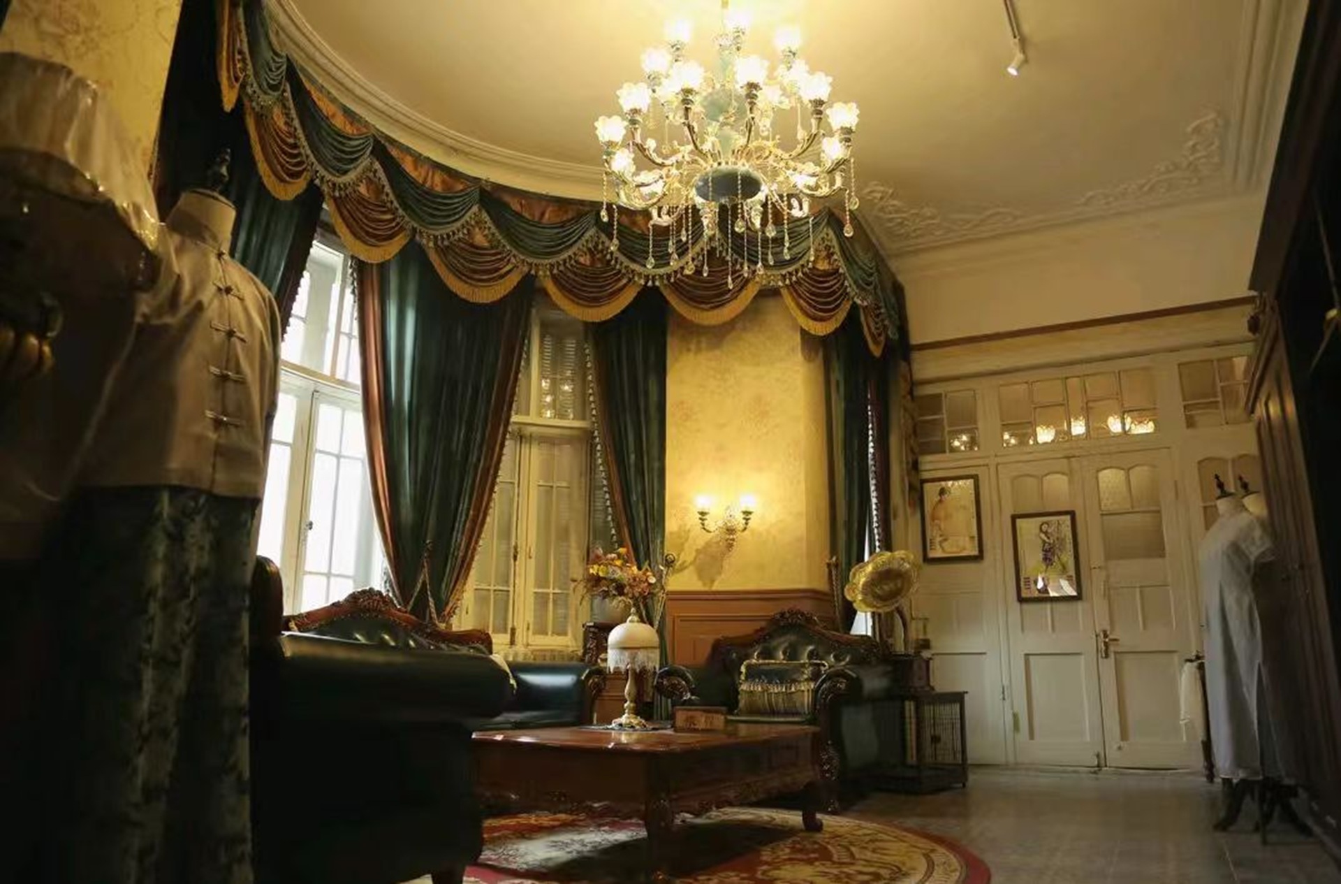 一層進門處是寬敞的門廳,地面鋪設著進口的大理石,牆壁上懸掛著張學良將軍的黑白照片與民國時期的天津地圖,營造出濃厚的歷史氛圍 一層進門處是寬敞的門廳,地面鋪設著進口的大理石,牆壁上懸掛著張學良將軍的黑白照片與民國時期的天津地圖,營造出濃厚的歷史氛圍