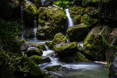 坑與坑之間以橋洞相望，橋與橋之間以坑相連，規模宏大，氣勢磅礴，瑰麗壯觀
