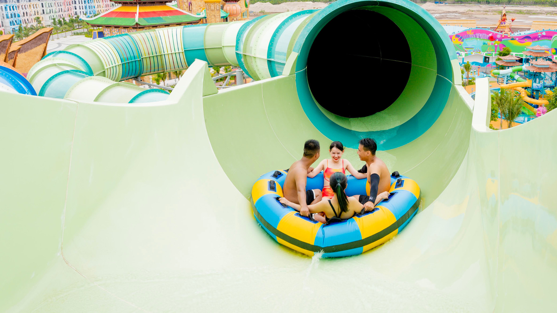 Park Zones
The park's architecture is imaginatively designed to mimic the underwater palace of the Water God Thuy Tinh. It's thoughtfully organized into four primary zones: a Family Games Zone for all ages to enjoy together, a Children's Games Zone specif