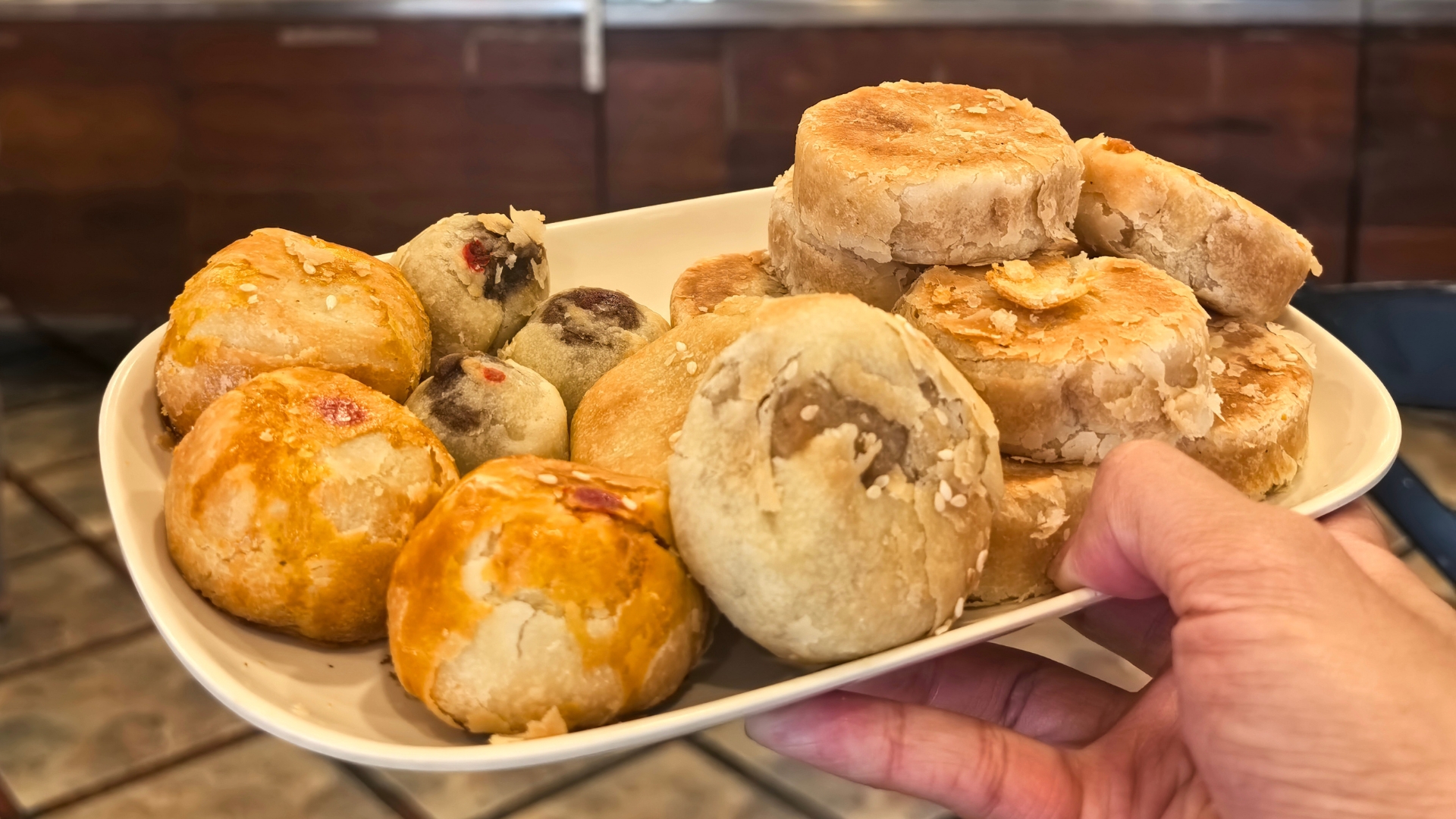 親手製作專屬的「Hopia」，深入了解其文化傳承，並與親友共享製作樂趣，最適合 10 人團體。若您的團體人數少於 10 人，仍可品嚐到多種風味與款式的 Hopia。
