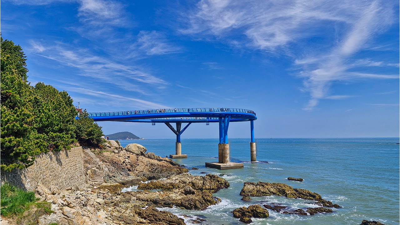 多大浦夢之橋：在海平面20米高空體驗漫步的刺激。多大浦夢之橋的透明玻璃地板可讓您飽覽釜山海岸線和浩瀚海景。