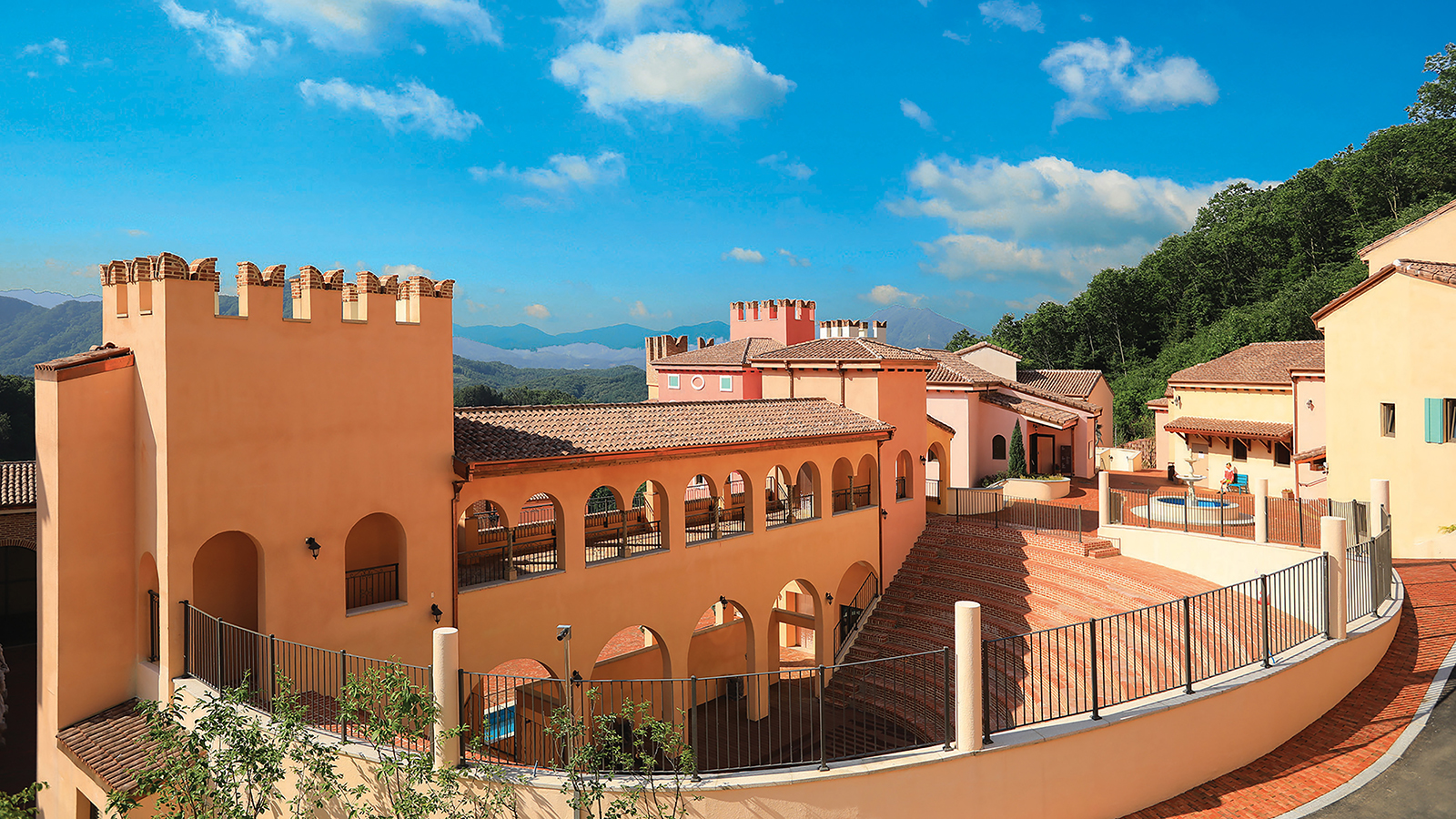 這裡是體驗義大利文化的好去處，其設計、咖啡館和沉浸式景點都體現了義大利文化。