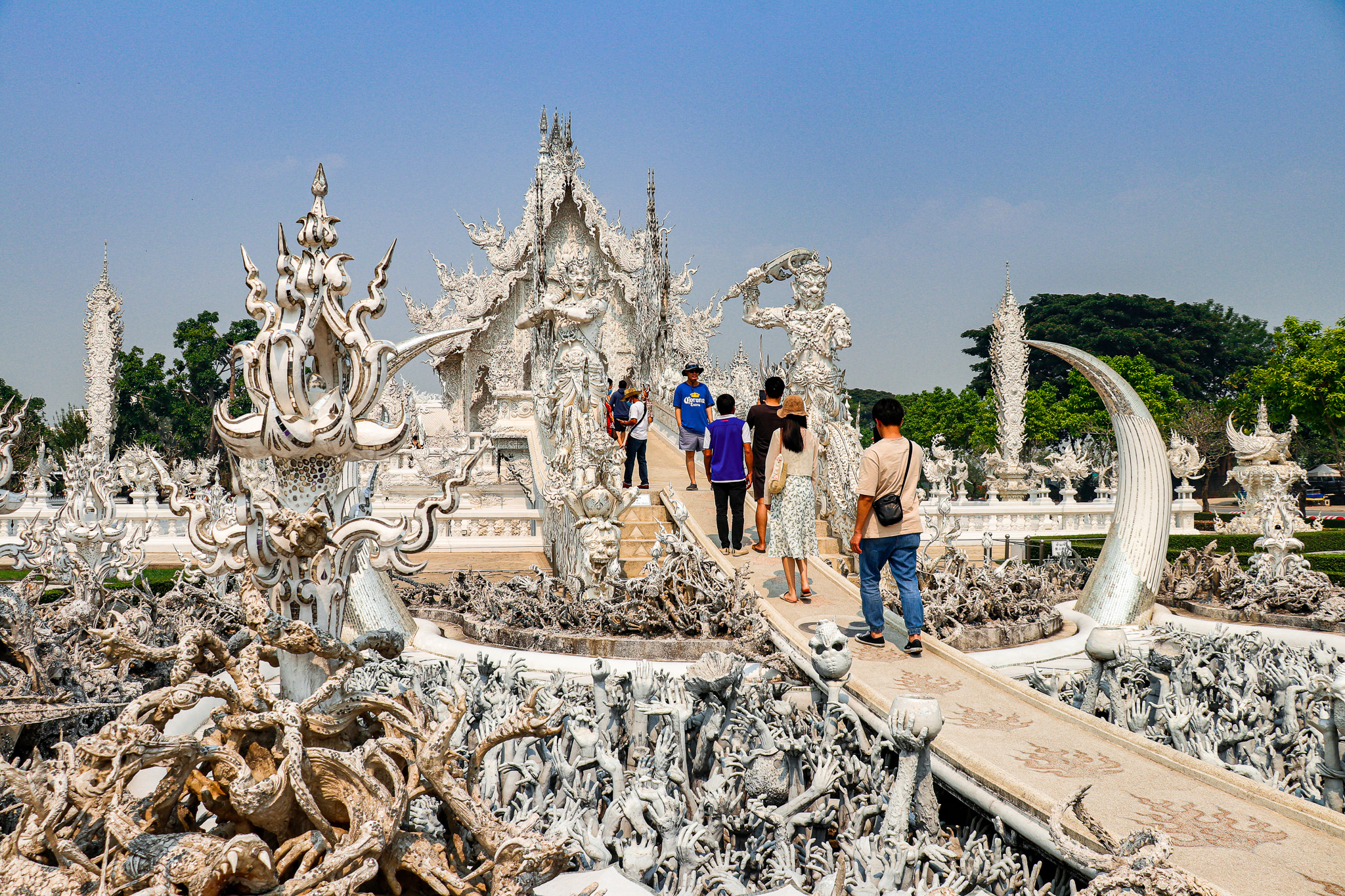 Chiang Mai: Blue White Black Temple in Chiang Rai