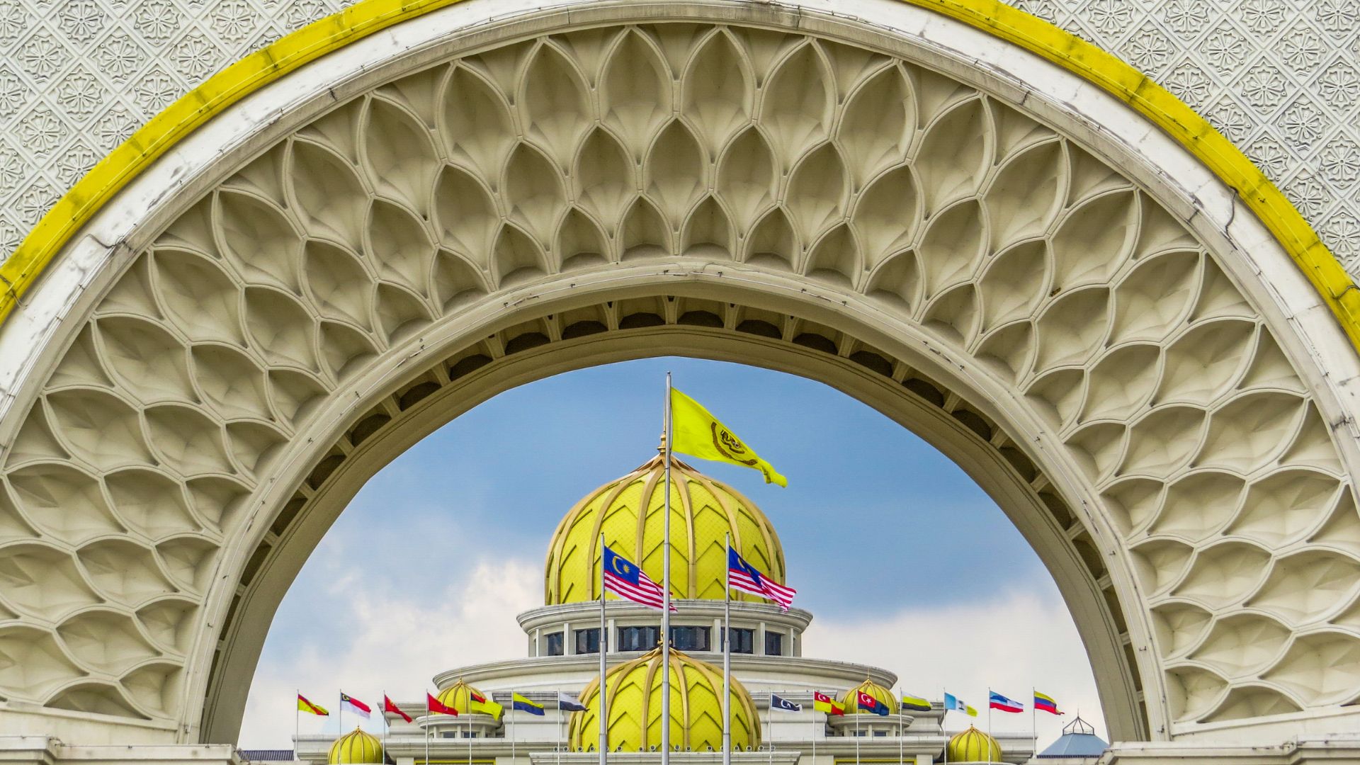Kuala Lumpur City and Batu Caves Tour from Airport or Seaport