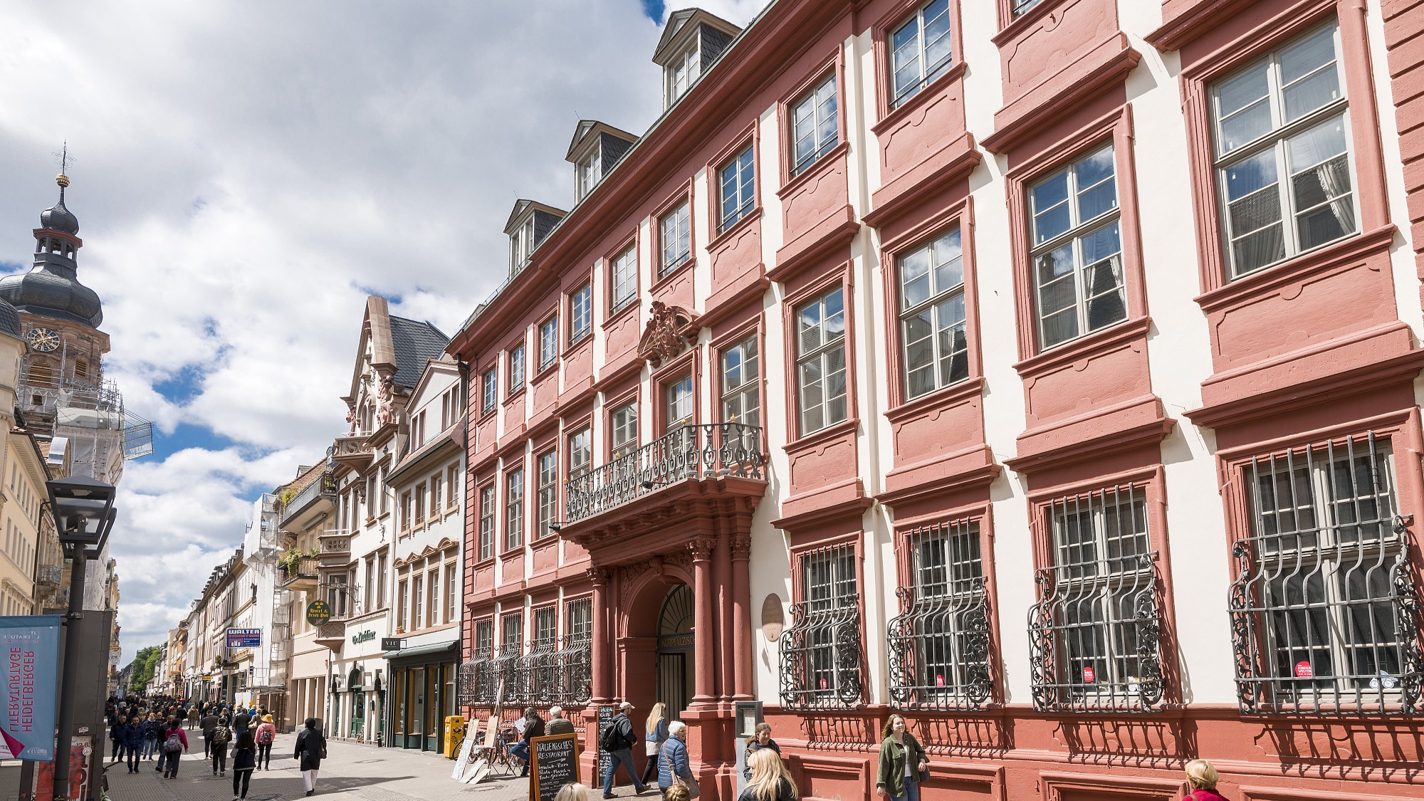 漫步於海德堡 (Heidelberg) 的 Hauptstraße 大街，在老城區中心就能發現庫爾pfälzisches博物館 (Kurpfälzisches Museum) 優雅的外觀