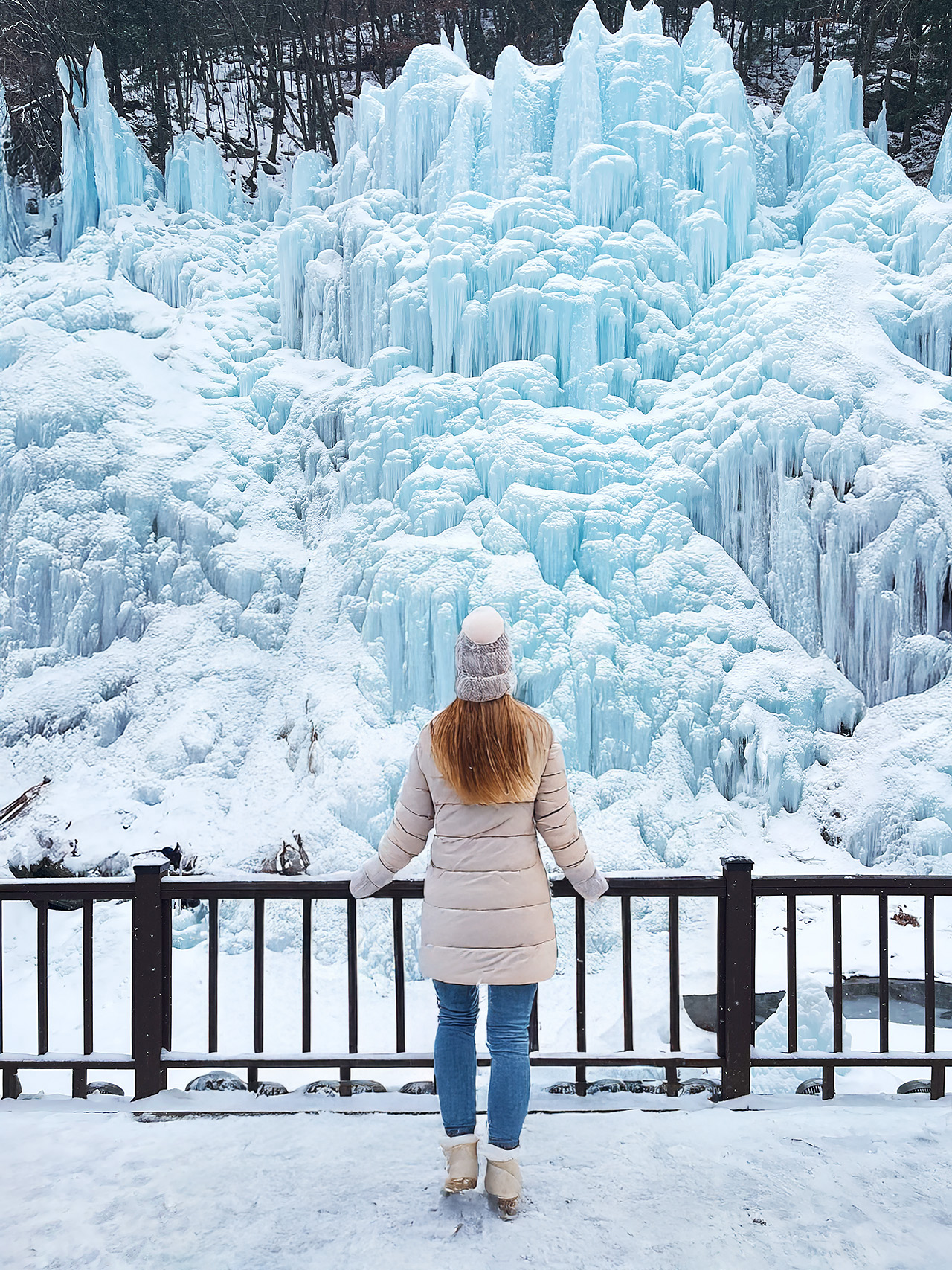 漫步於伊奧比冰谷的冰雪仙境,沉浸在寧靜的美景中。 漫步於伊奧比冰谷的冰雪仙境,沉浸在寧靜的美景中。