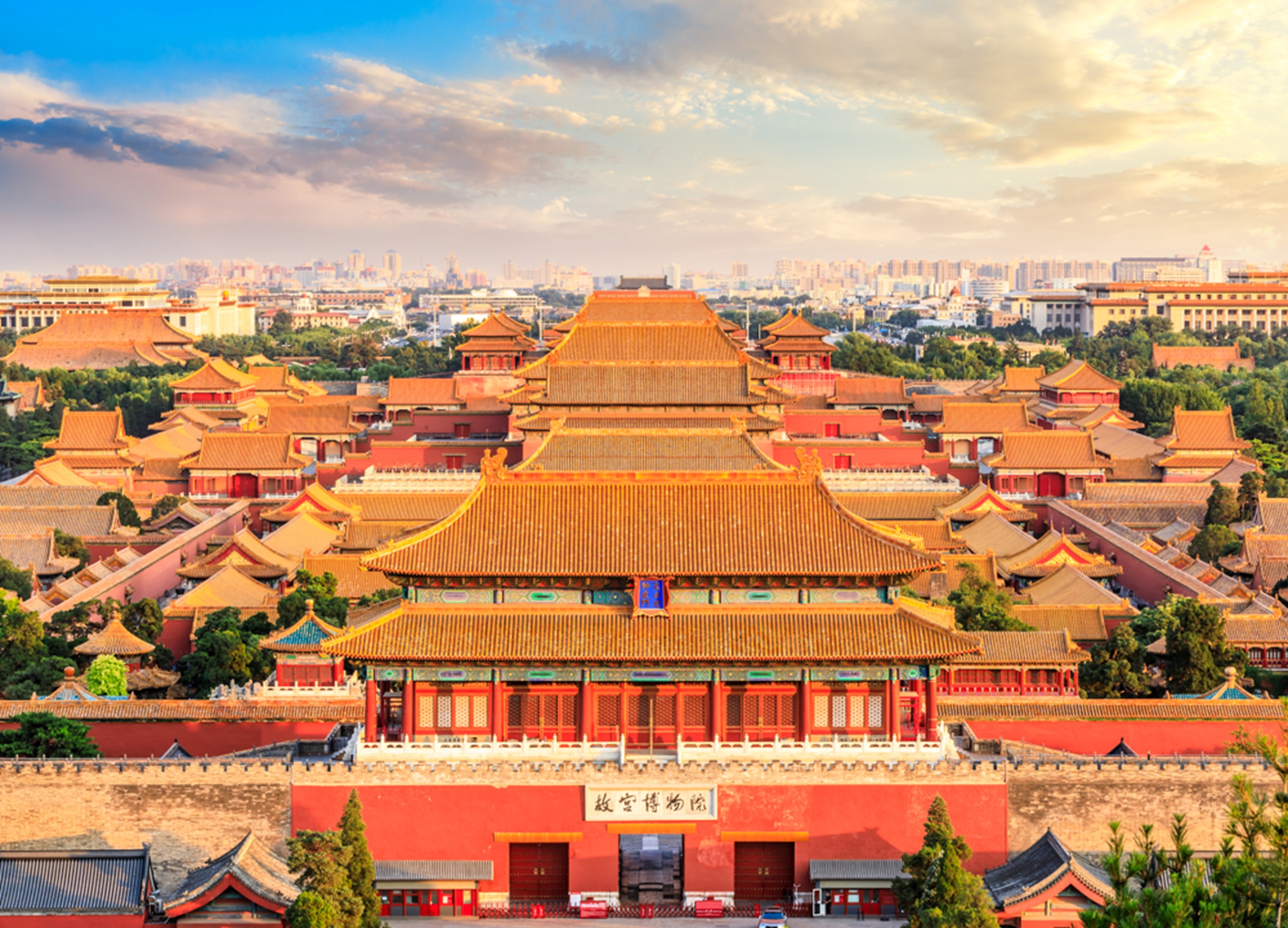 從景山之巔眺望，故宮恰似一幅氣勢恢宏的歷史畫卷，金黃的琉璃瓦在陽光下熠熠生輝，硃紅的宮牆與漢白玉欄杆交相輝映，重重殿宇、層層樓閣沿著中軸線有序鋪展，宛如巨龍盤踞，盡顯皇家的威嚴與莊重