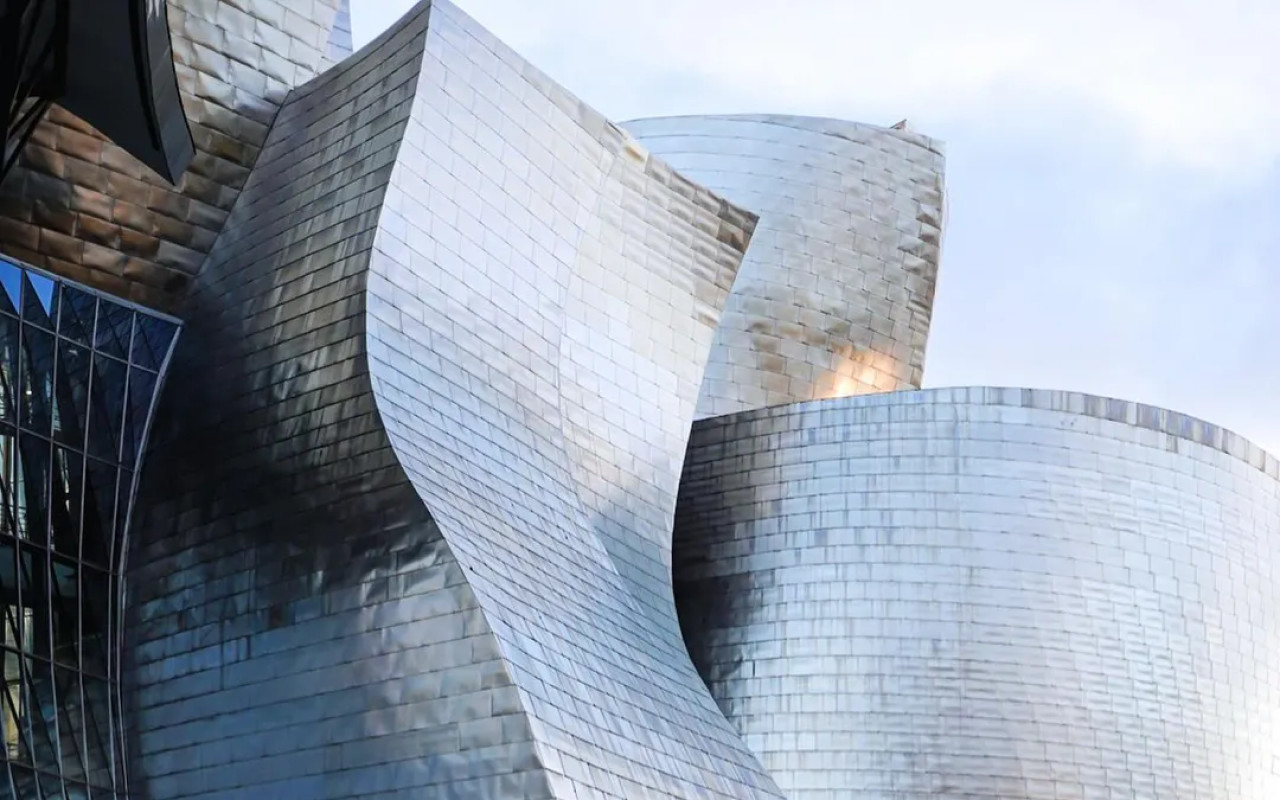 在旅程中，驚嘆於古根漢美術館標誌性的鈦金屬曲線。