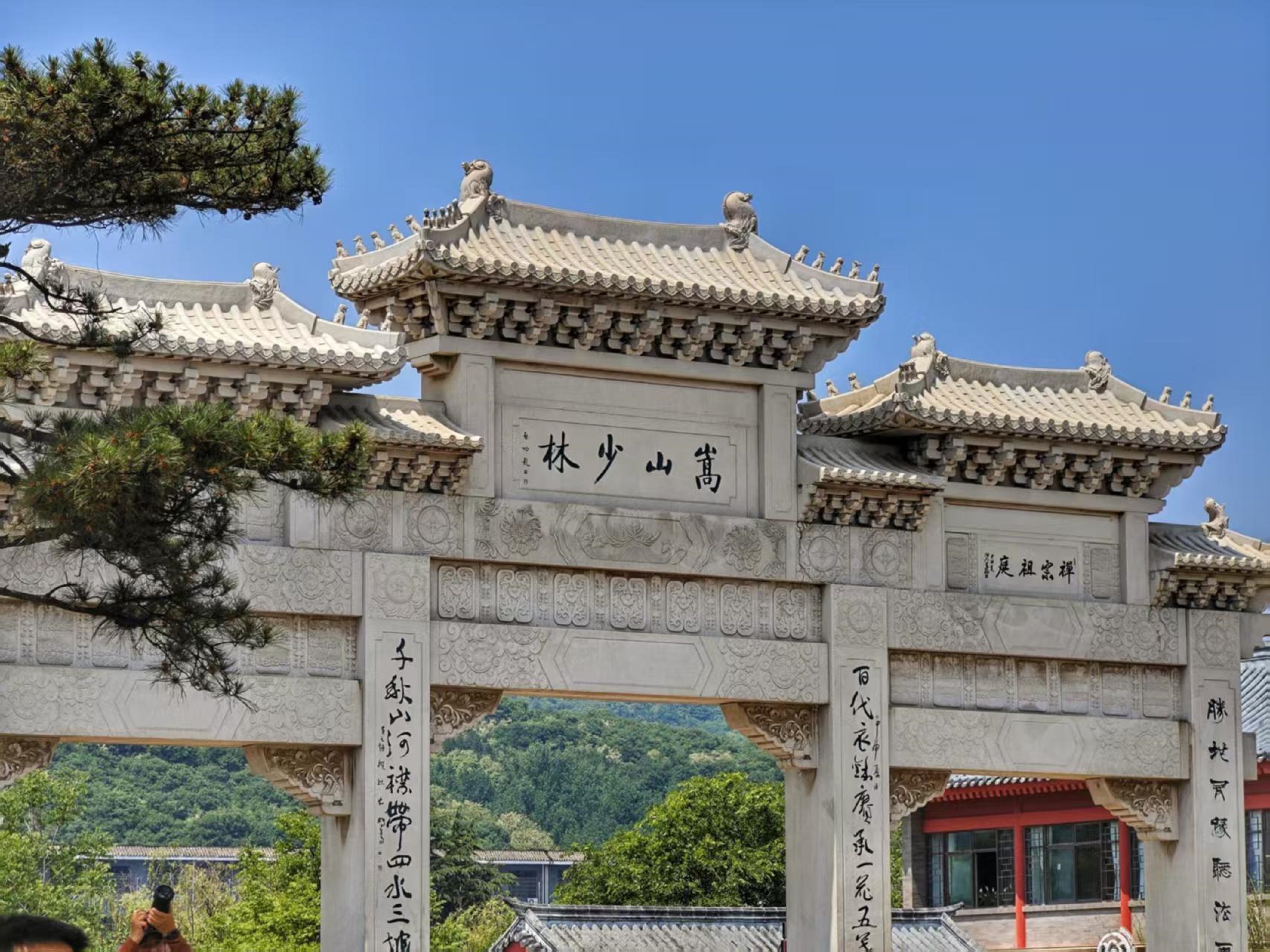 洛陽/鄭州出發河南洛陽少林寺一日遊（觸摸千年禪意與武林風骨+看功夫表演+金牌導遊帶團+無線耳麥講解+純玩不進店）
