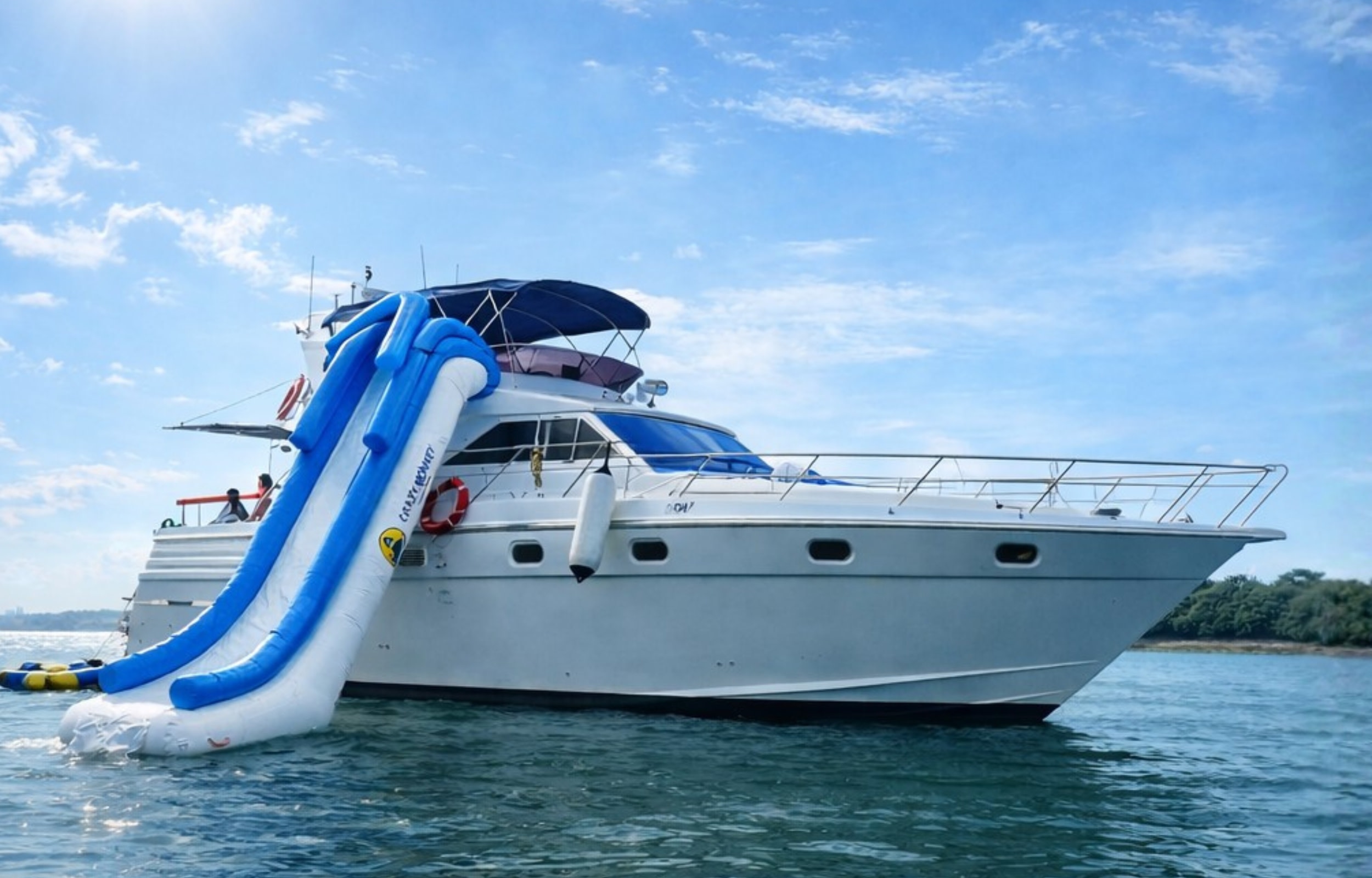 Private Yacht to Lazarus Island by Crazy Monkey