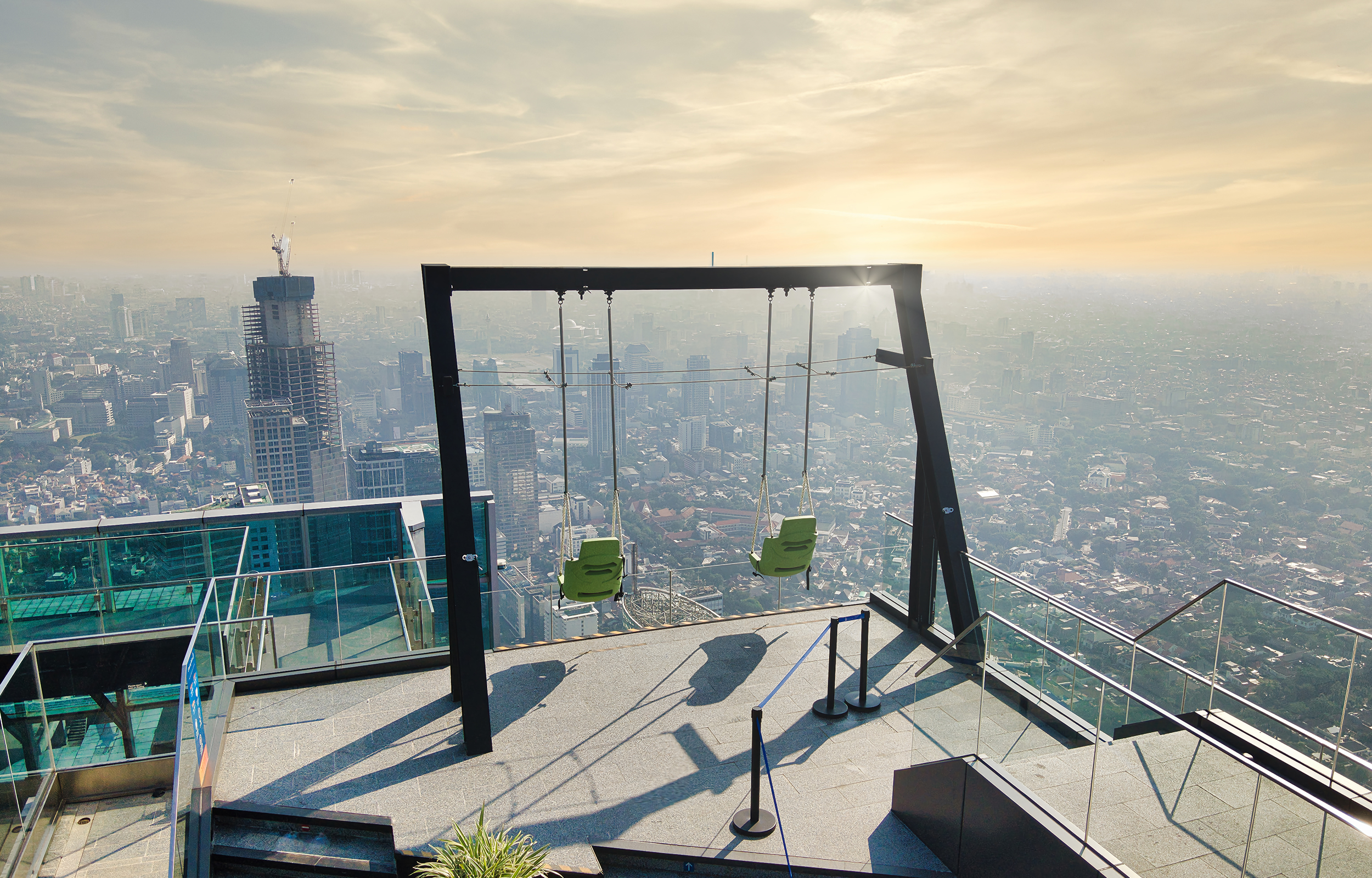 UPswing — 在印度尼西亞最高的鞦韆上翱翔於雅加達的天際線之上! UPswing — 在印度尼西亞最高的鞦韆上翱翔於雅加達的天際線之上!