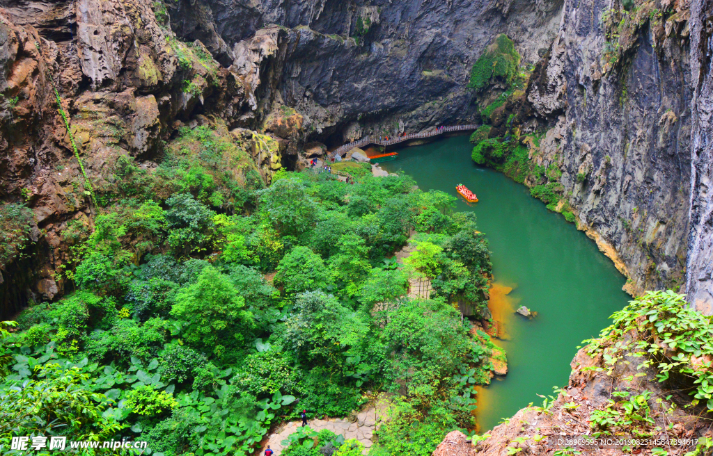 洞天仙境：位於英德市九龍鎮，英西峰林走廊核心景區，被譽為“華南第一天坑”。這裡集天坑、溶洞、瀑布、溪流於一體，坑洞相連，鐘乳石千姿百態，堪稱喀斯特地貌的天然博物館。