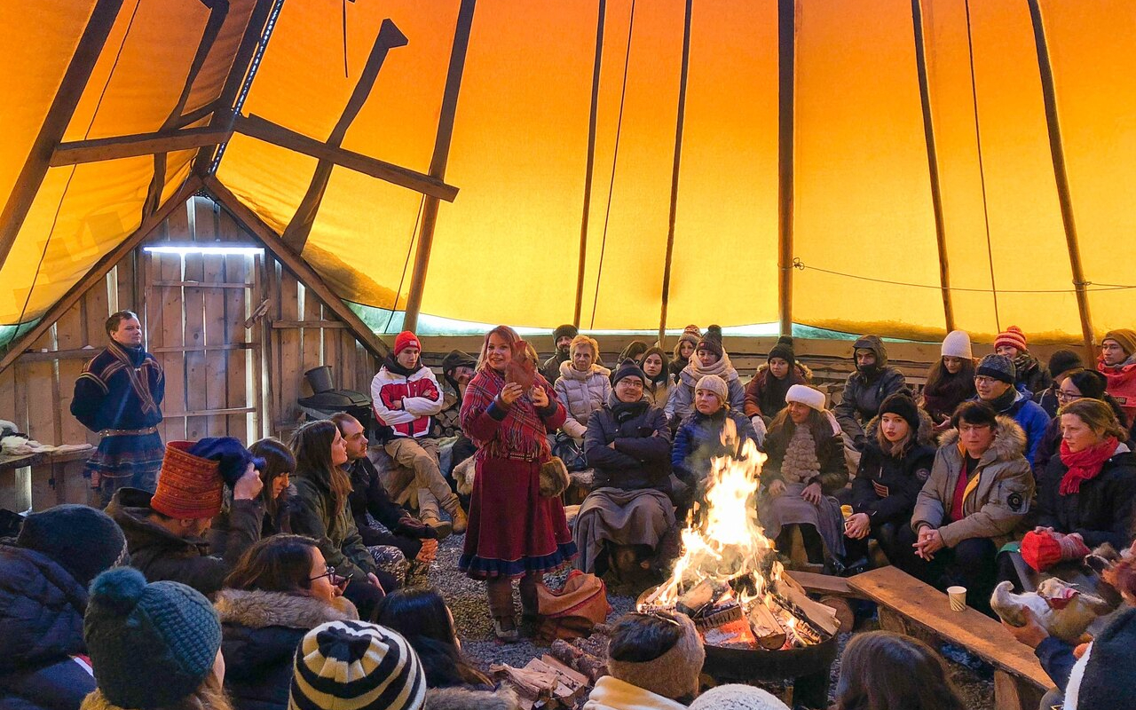 圍繞著熊熊營火，聆聽關於薩米文化的迷人故事，以及傳統的約伊克歌曲。