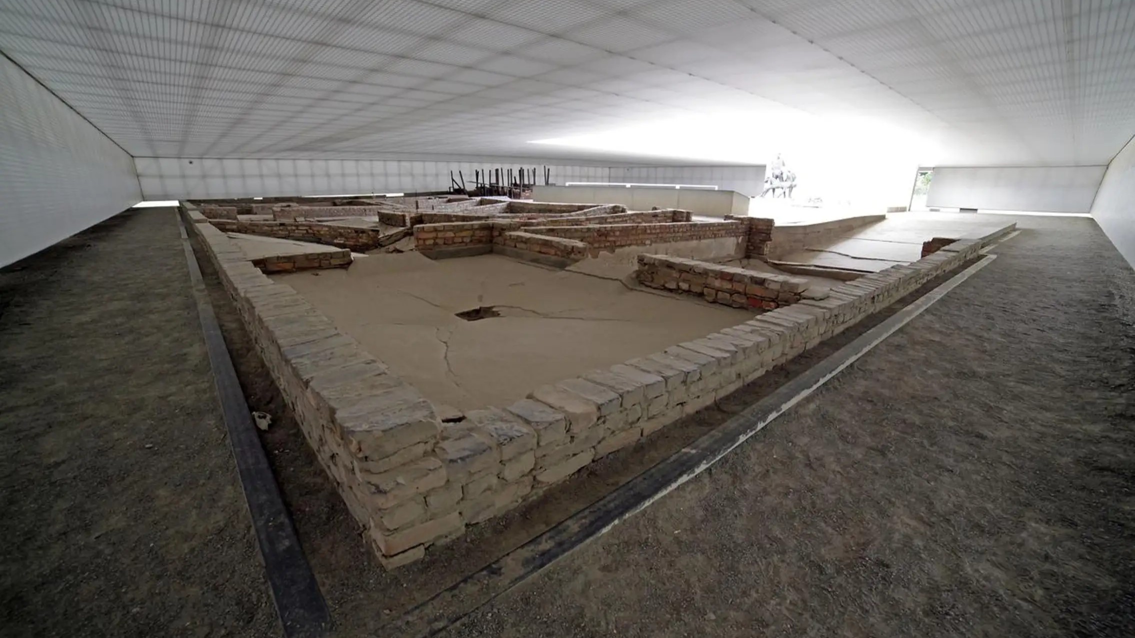 薩克森豪森集中營內,囚犯營房地基遺跡揭示了當時嚴峻的生活條件 薩克森豪森集中營內,囚犯營房地基遺跡揭示了當時嚴峻的生活條件