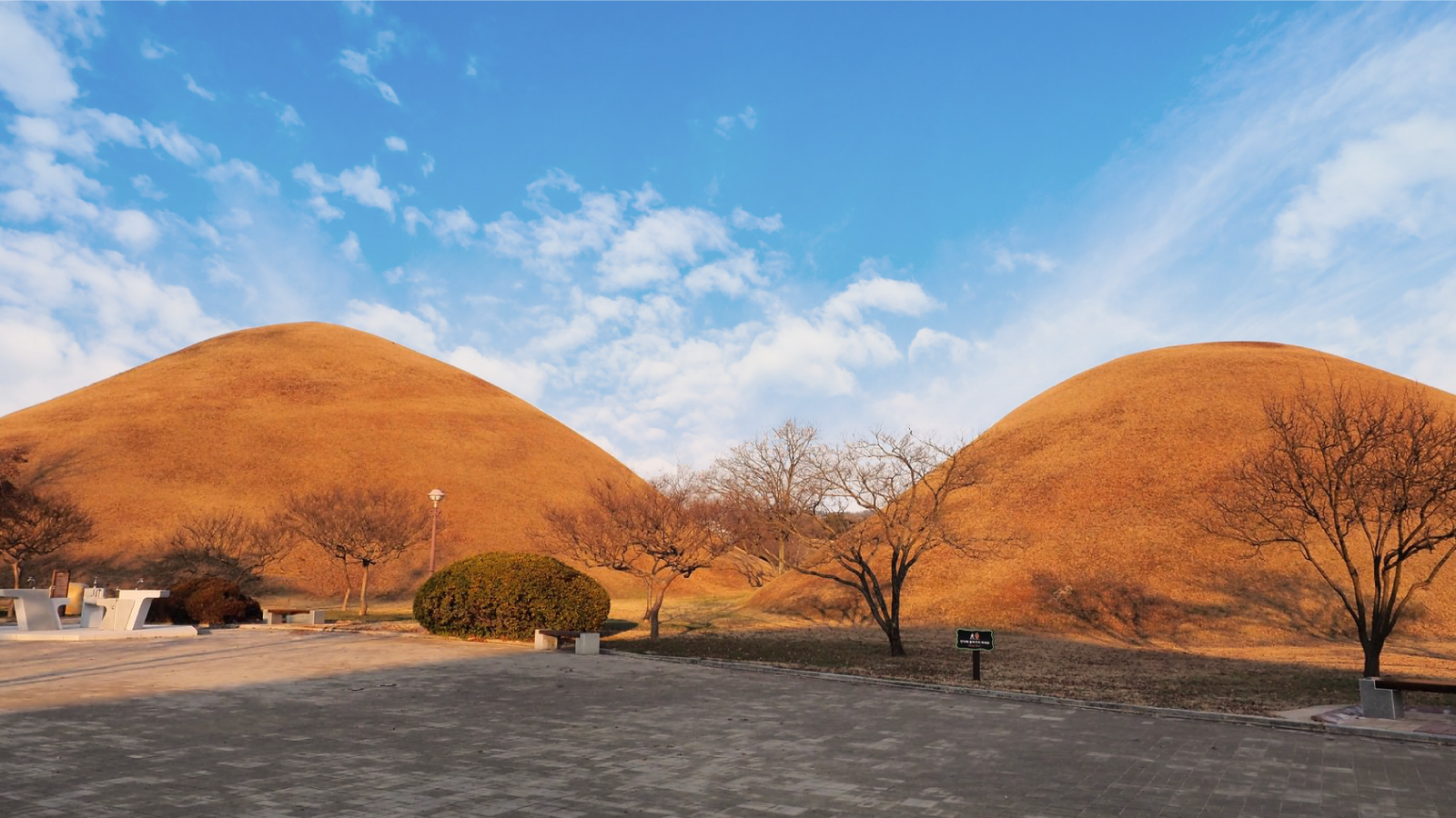 大陵苑 – 慶州古王陵,是慶州最具代表性的歷史古蹟之一。這座廣闊的公園遍布著大型的草地古墳,是古代新羅王朝的君王和貴族的陵墓。 大陵苑 – 慶州古王陵,是慶州最具代表性的歷史古蹟之一。這座廣闊的公園遍布著大型的草地古墳,是古代新羅王朝的君王和貴族的陵墓。