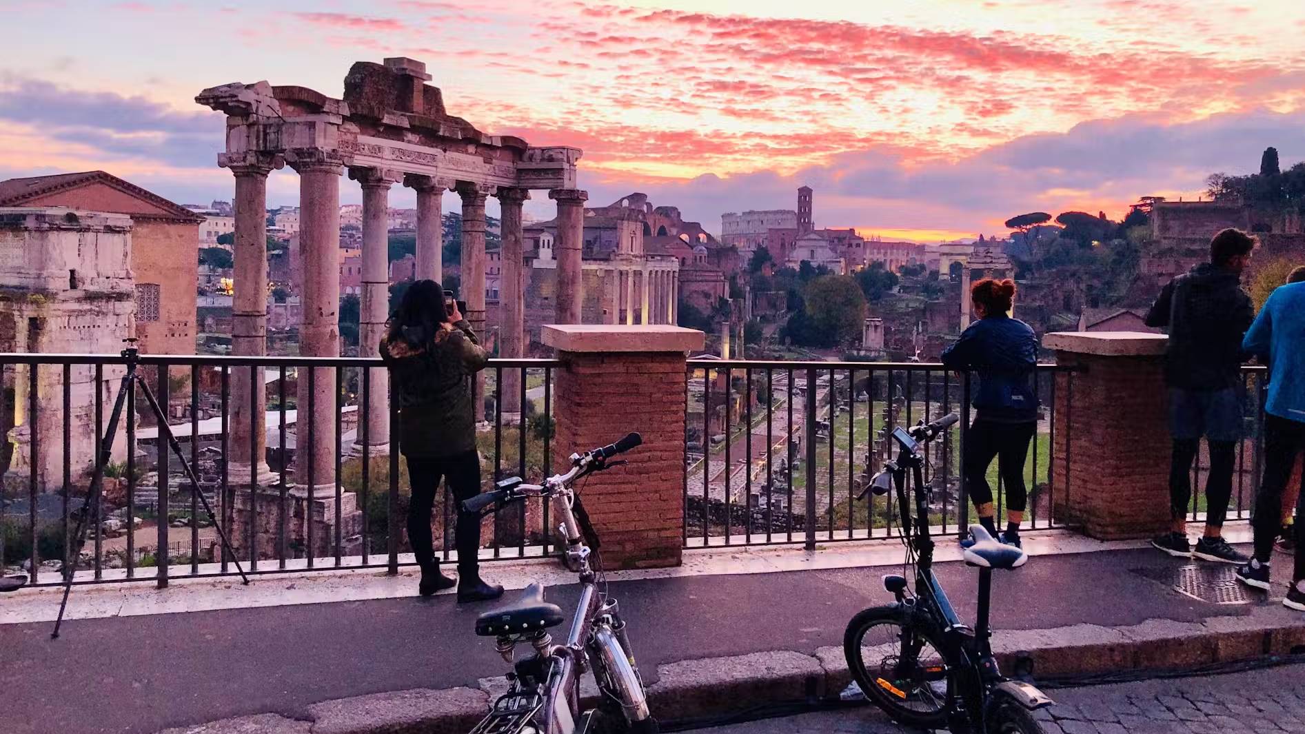 E-bike tour with sunrise experience and breakfast in Rome 