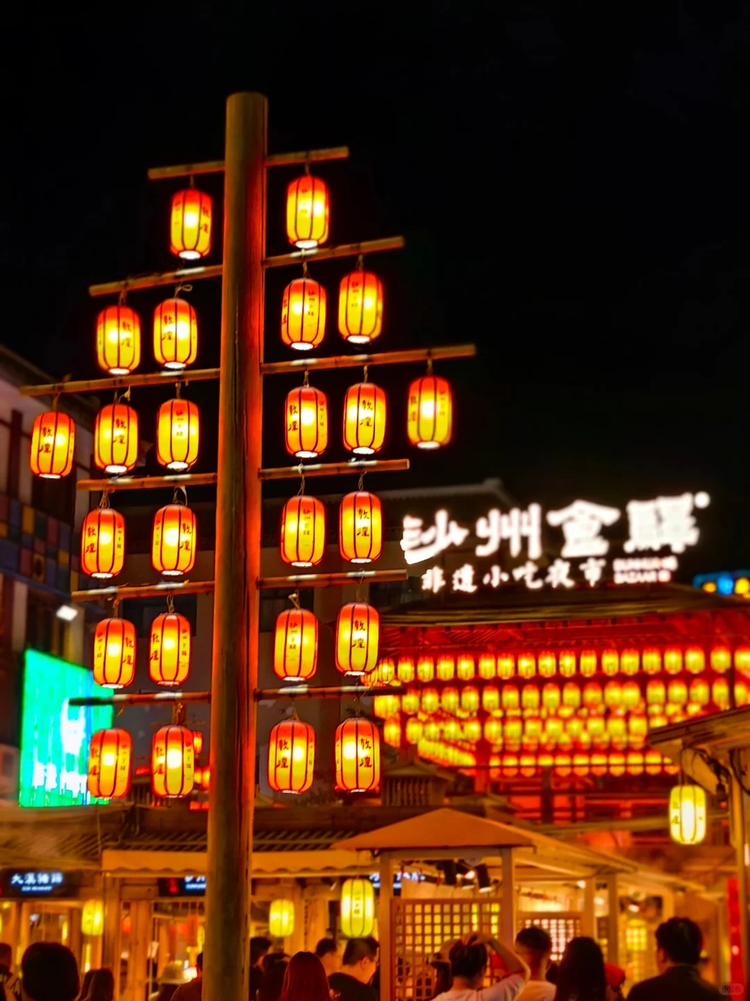 晚上,抵達沙洲市區,前往著名的【沙洲夜市】。,這裡是絲路美食和和絲路工藝品的聚集地 ,因為具有鮮明的地方特色和濃郁的民俗風情,被譽為敦煌“夜景圖”和“風情畫”。在這裡自助遊覽,享用當地特色小吃。 晚上,抵達沙洲市區,前往著名的【沙洲夜市】。,這裡是絲路美食和和絲路工藝品的聚集地 ,因為具有鮮明的地方特色和濃郁的民俗風情,被譽為敦煌“夜景圖”和“風情畫”。在這裡自助遊覽,享用當地特色小吃。