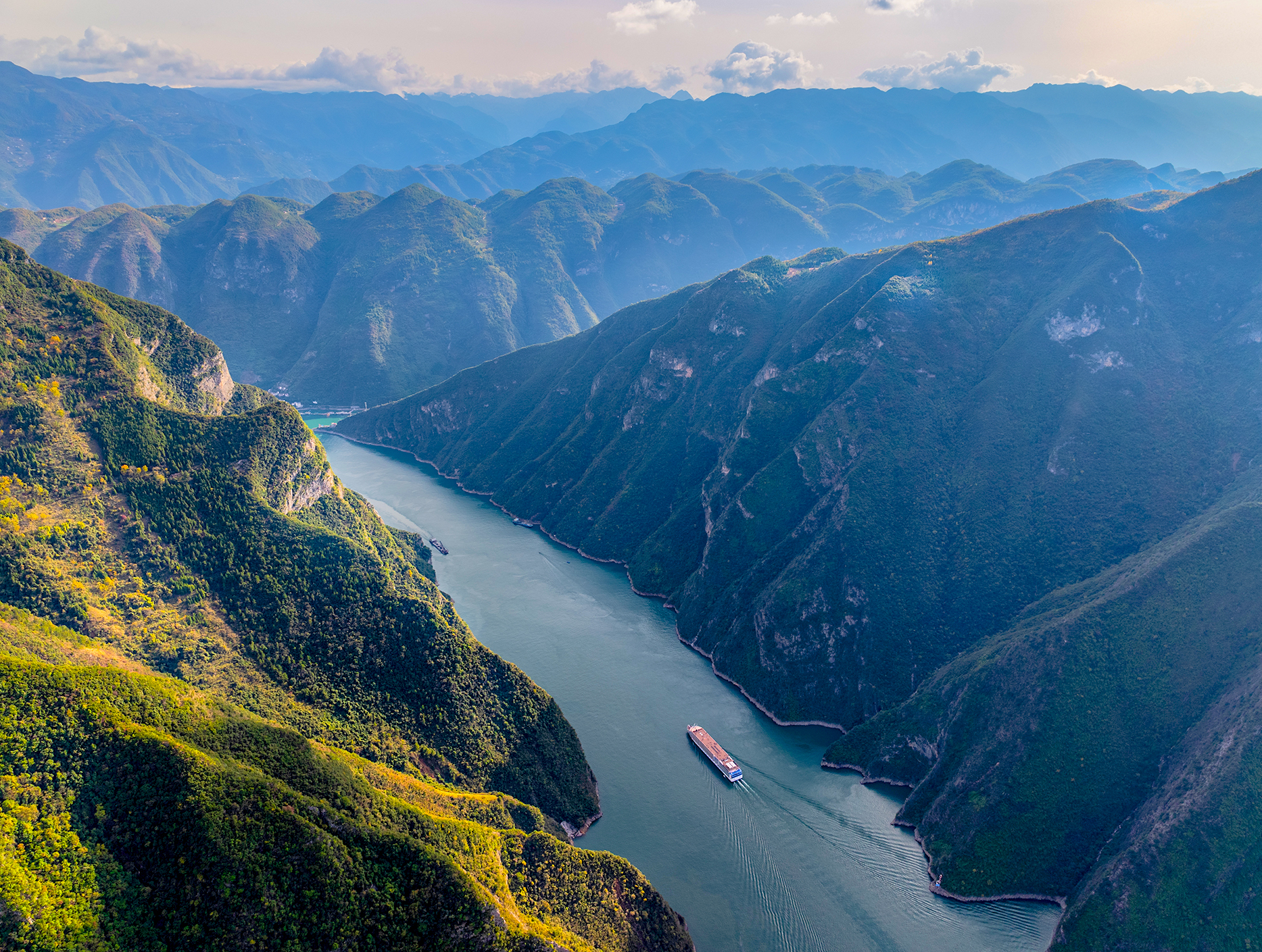 巫峽：三峽最秀美的一段，幽深曲折，巫峽十二峰峰峰不重樣，神女峰亭亭玉立，宛如一幅流動的山水詩畫。