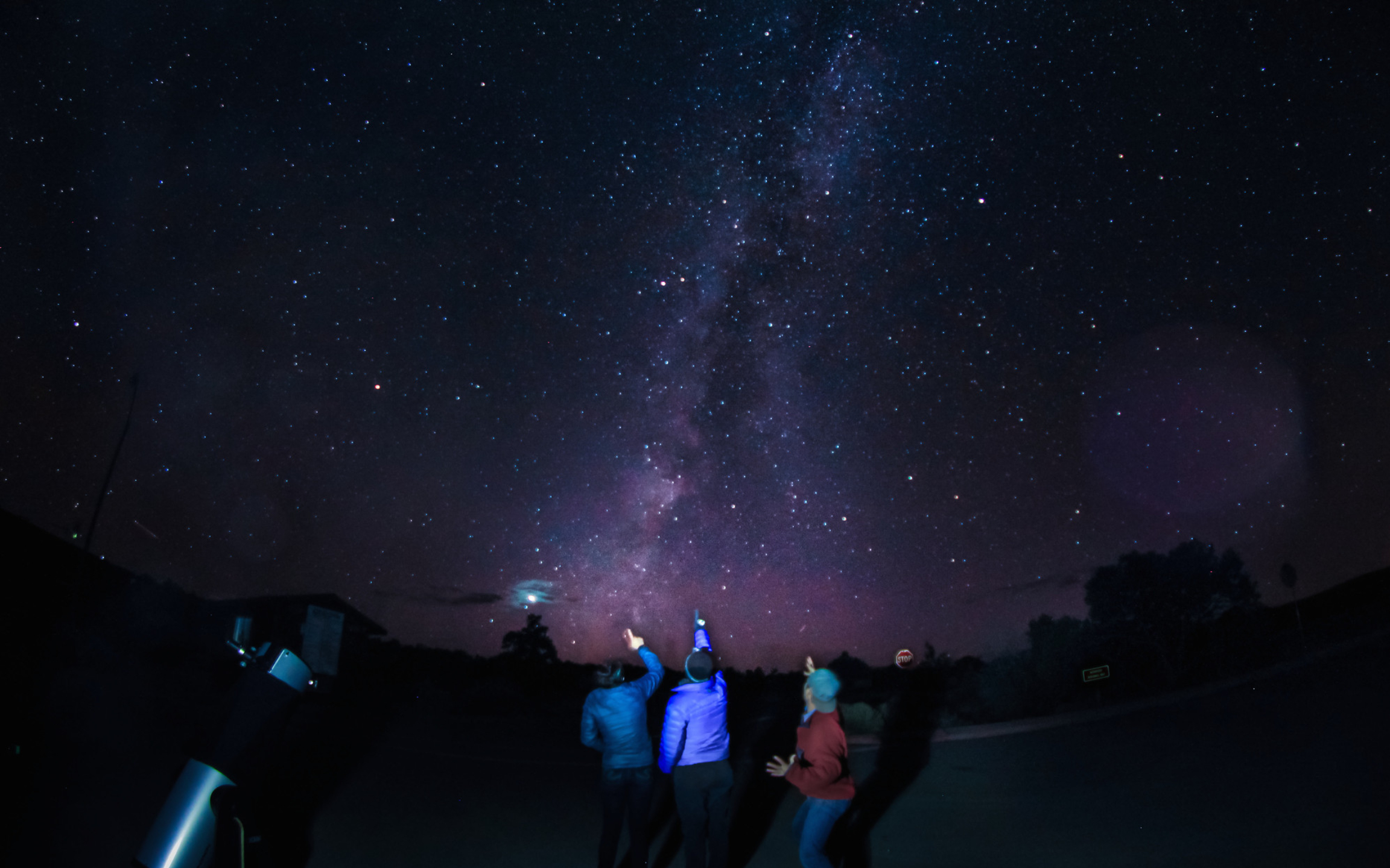 探索黃昏之美,看群山染上紫霞,繁星展開令人目眩神迷的宇宙之舞。 探索黃昏之美,看群山染上紫霞,繁星展開令人目眩神迷的宇宙之舞。