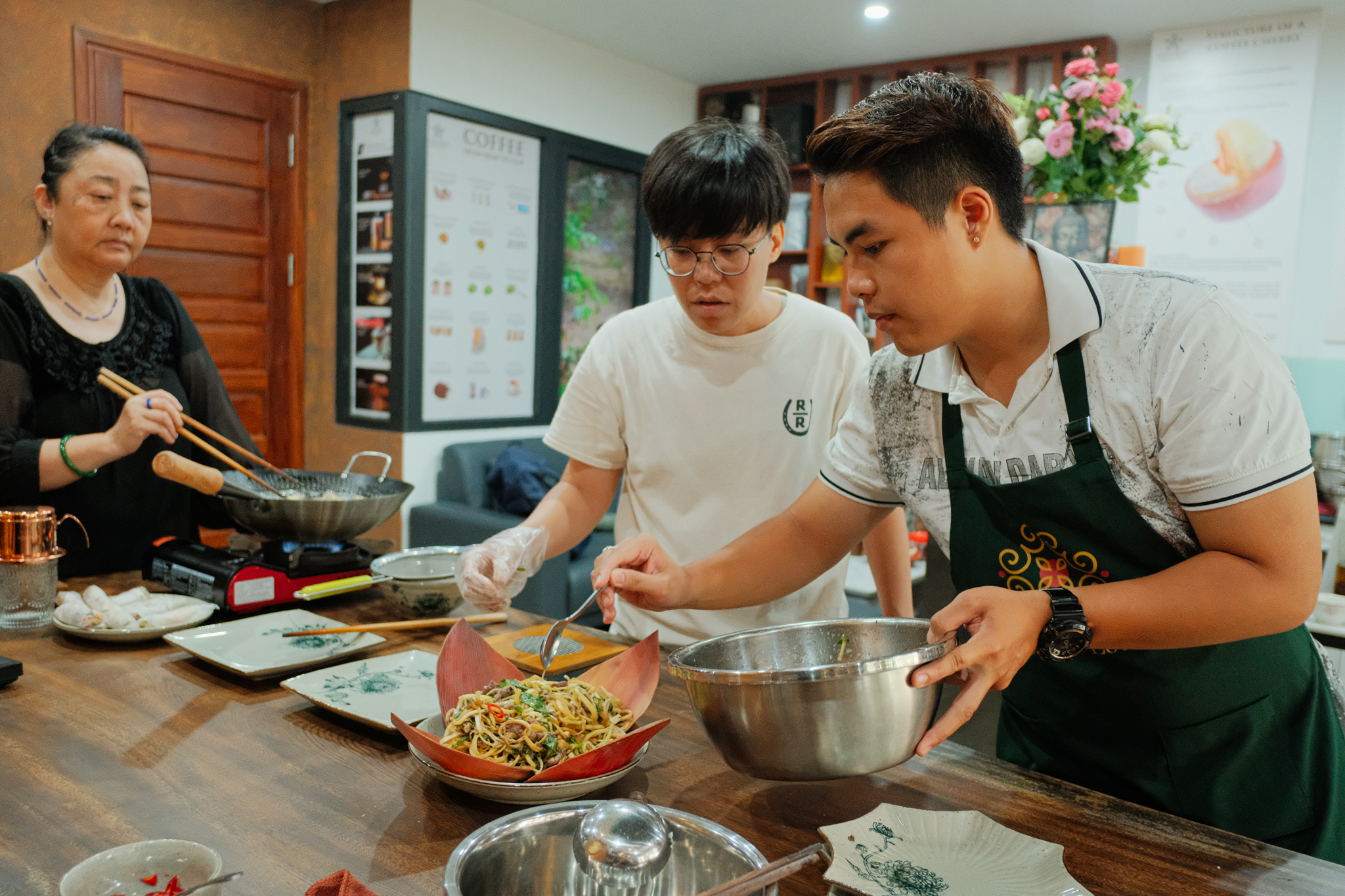 與當地人共餐：傳統餐點、市場導覽 & 免費品酒