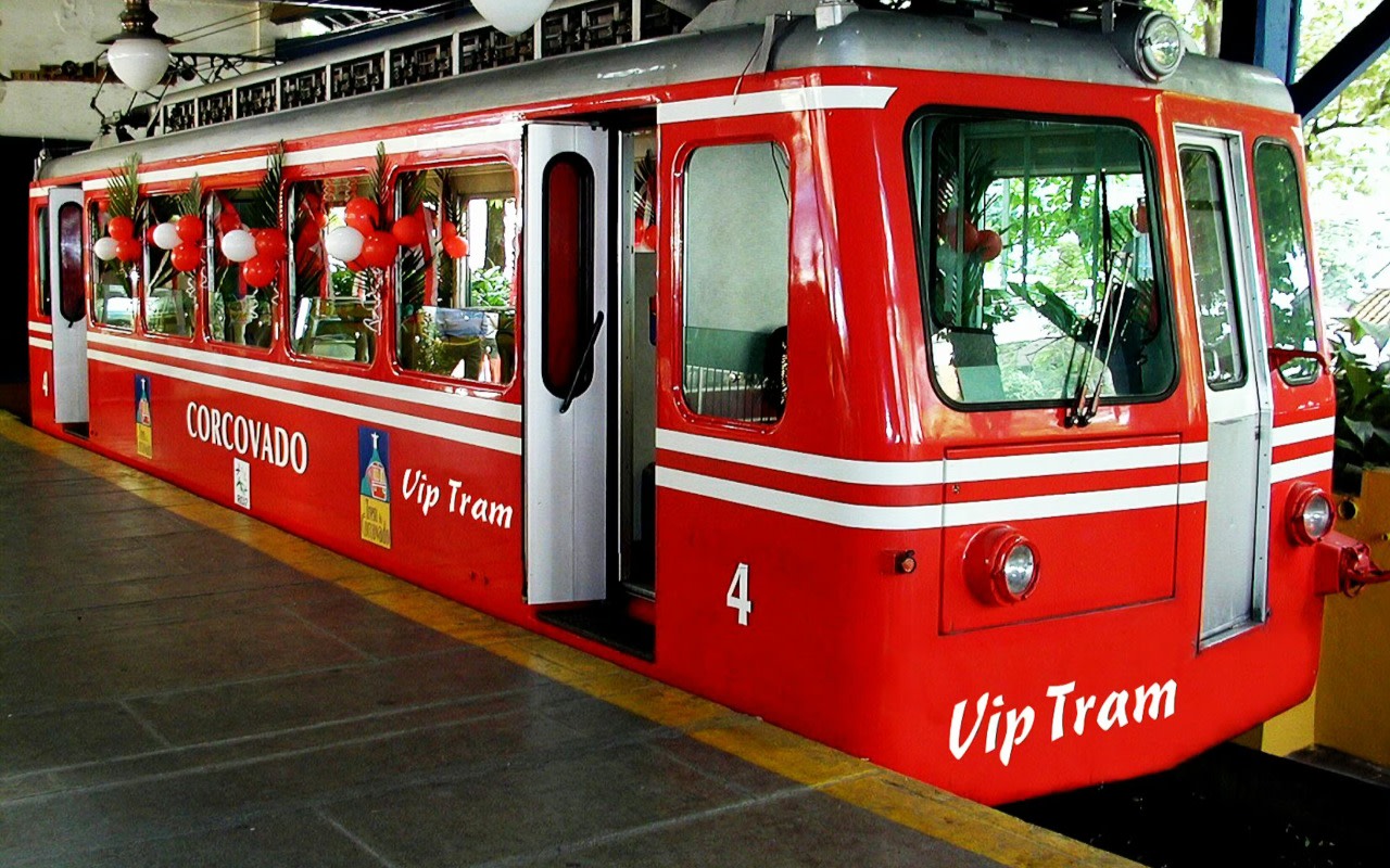 搭乘火車登上科爾科瓦多山，一睹救世基督像的風采