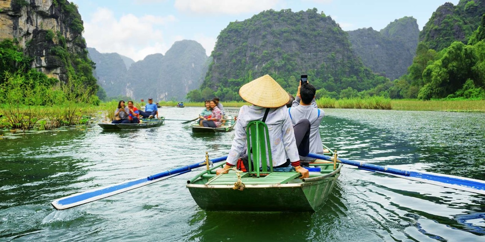 體驗寧靜,當地船伕划船經過寧靜的田野,鳥兒在歌唱 體驗寧靜,當地船伕划船經過寧靜的田野,鳥兒在歌唱