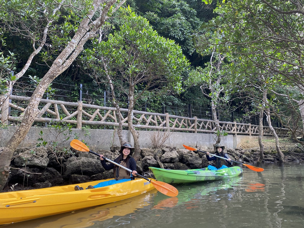下雨天外出時，請穿上免費租借的雨具。