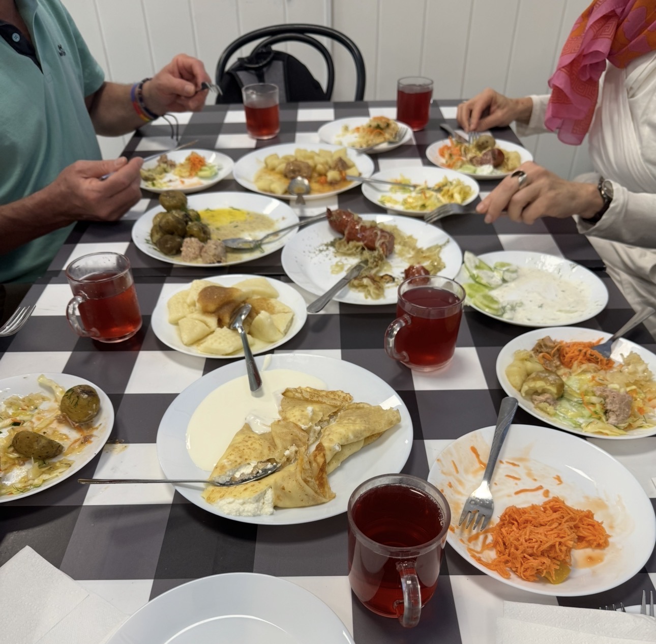 傳統牛奶吧裡擺滿餐食的桌子 傳統牛奶吧裡擺滿餐食的桌子