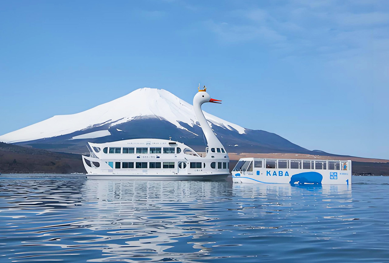 The Yamanakako Sightseeing Boat "Shiratori Lake (Swan Lake)" is a special tourist attraction of Yamanakako around Mount Fuji