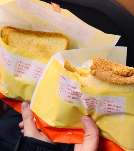 The breakfast toast provided by our company is not suitable for vegetarians and cannot be adjusted or changed. If there are inedible parts of the food, please remove them yourself.