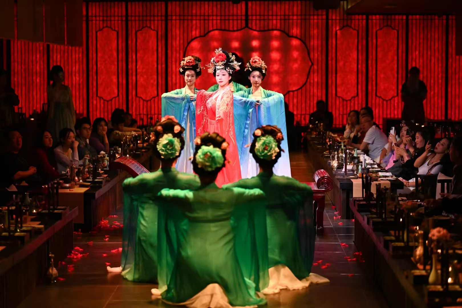 Qingdao Lanqi Banquet Fu • Immersive Imperial Feast Experience (A Fusion of Cuisine and Culture + Visual Delight + Chinese-Style Performance + Optional Costume & Makeup Experience)