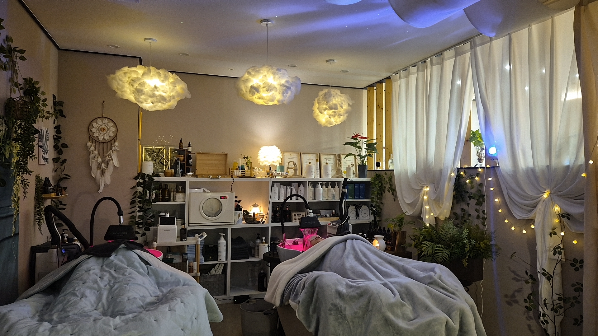 A relaxing couple head spa experience where two guests can enjoy the treatment together in a calm and comfortable space.