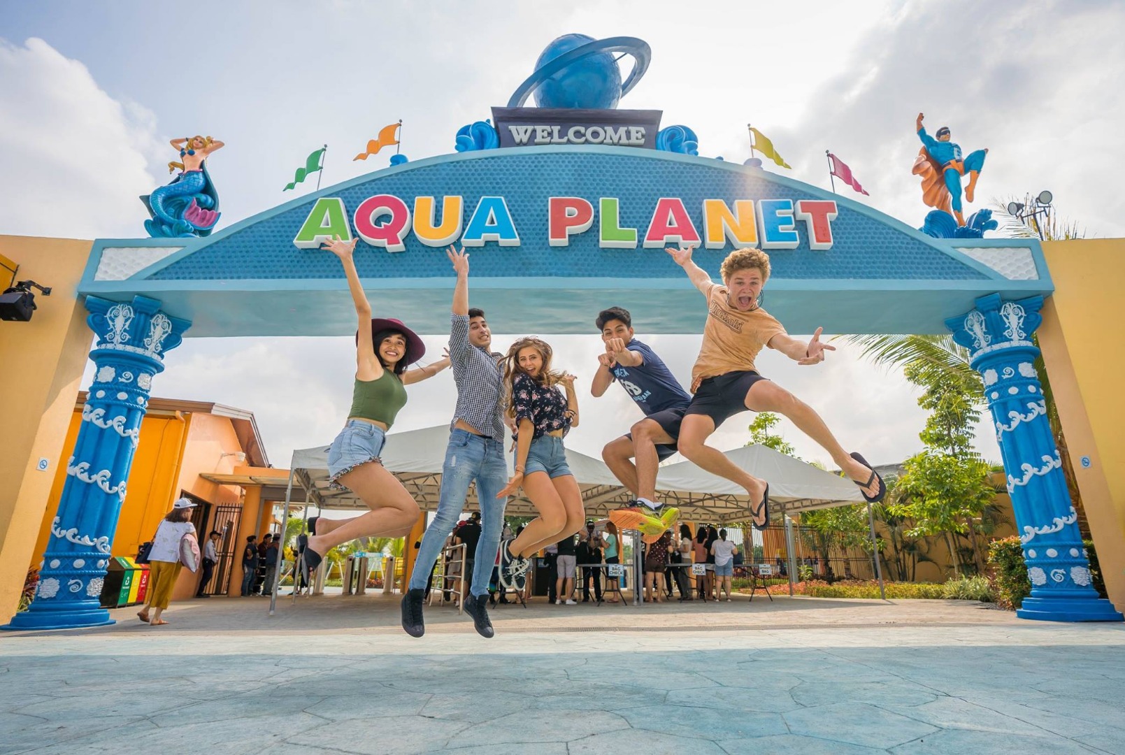 Aqua planet. Семья в аквапарке. Фани Фэмили аквапарк. Splashdown Aquapark реклама.