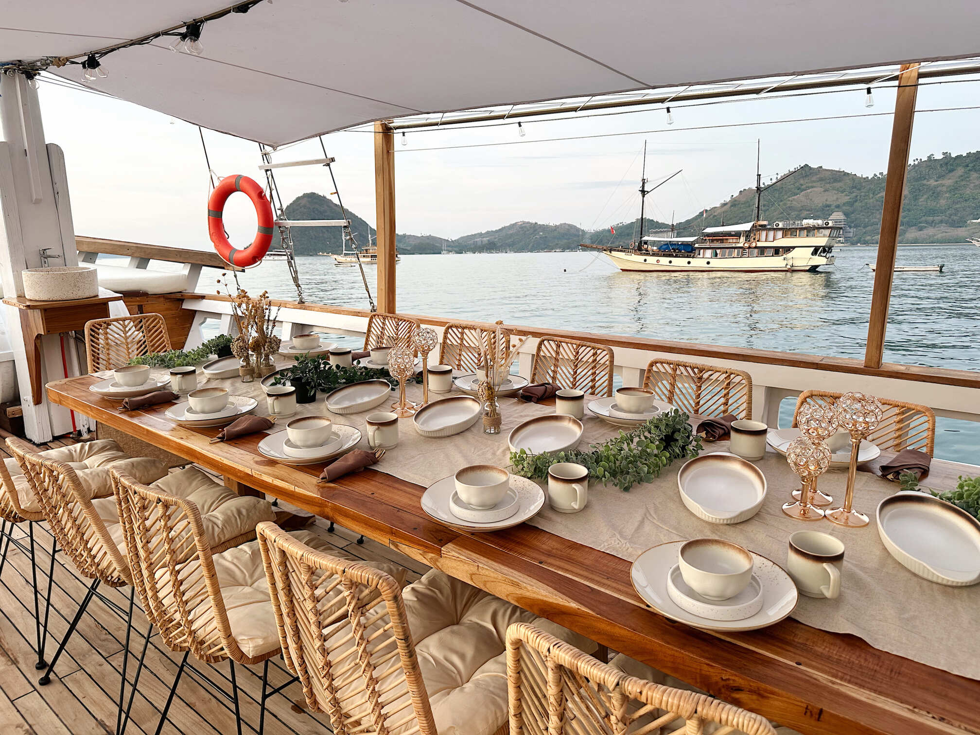 BOAT 2 Dining Area BOAT 2 Dining Area