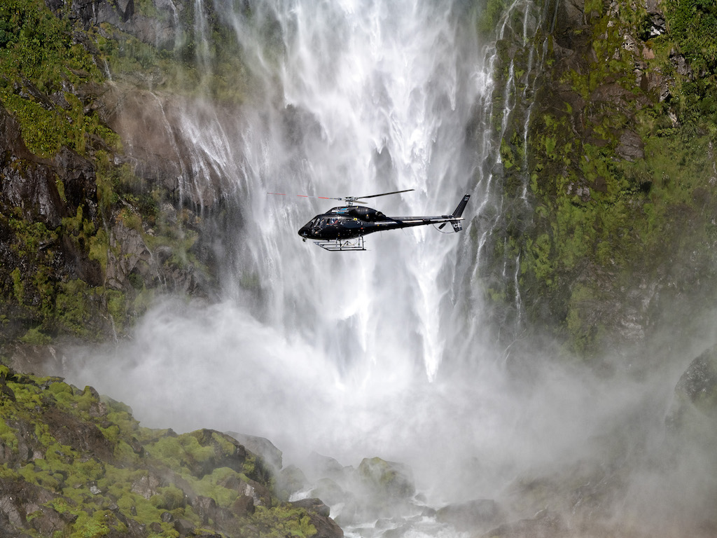 米爾福德峽灣＆湖泊＆薩瑟蘭瀑布直升機觀光飛行之旅