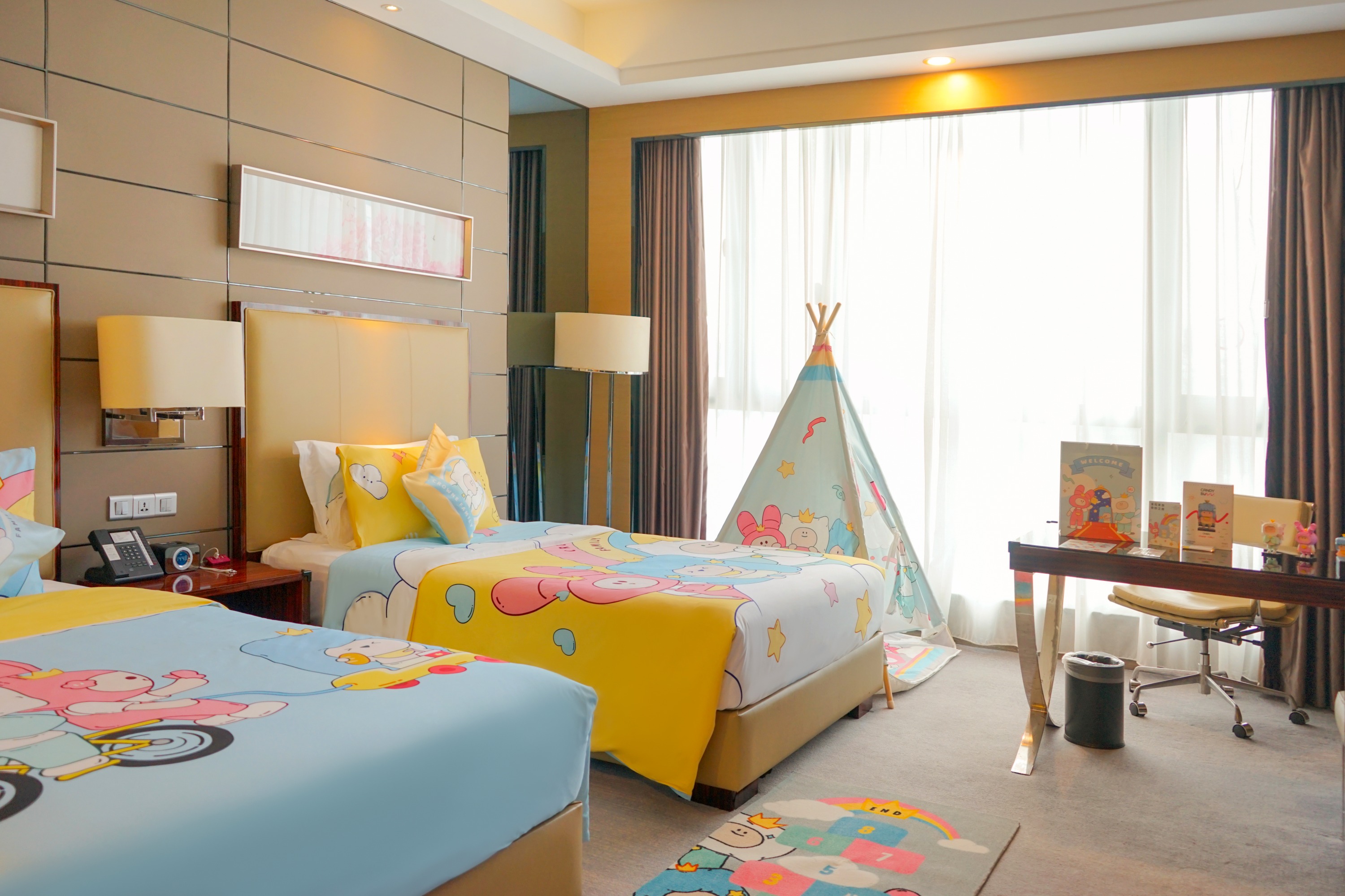 Crown family theme parent-child room