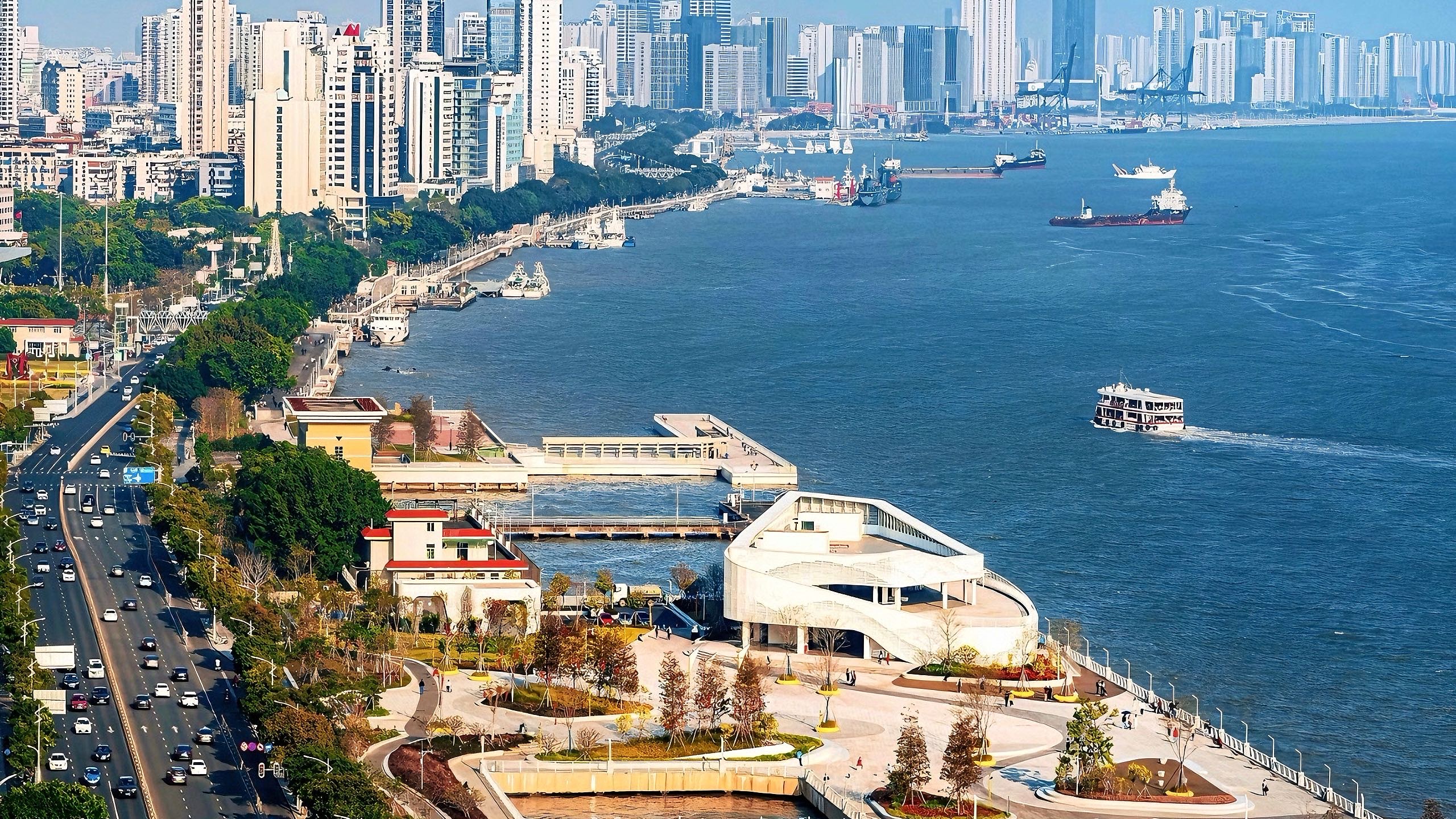 潮人碼頭是汕頭內海灣新晉免費濱海地標，以白色帆船造型、開闊觀海視野和絕美夜景著稱，主打現代濱海休閒風。