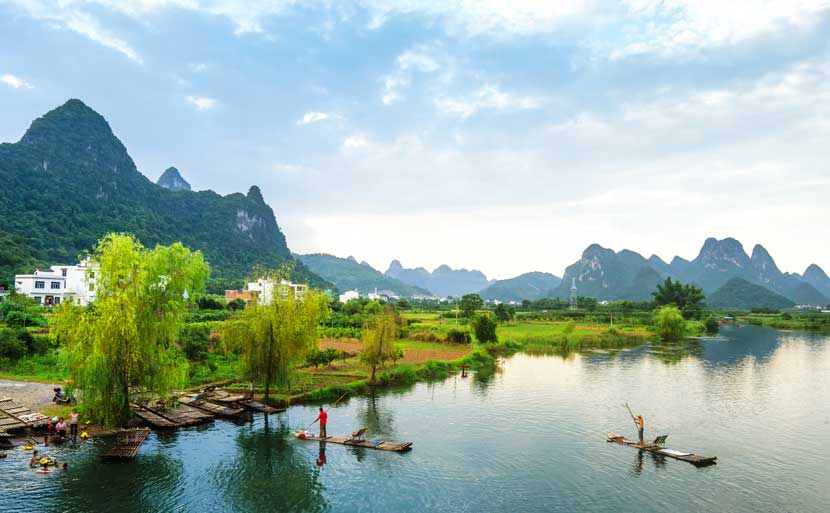 2: Explore the Ten-Mile Gallery in Yangshuo.