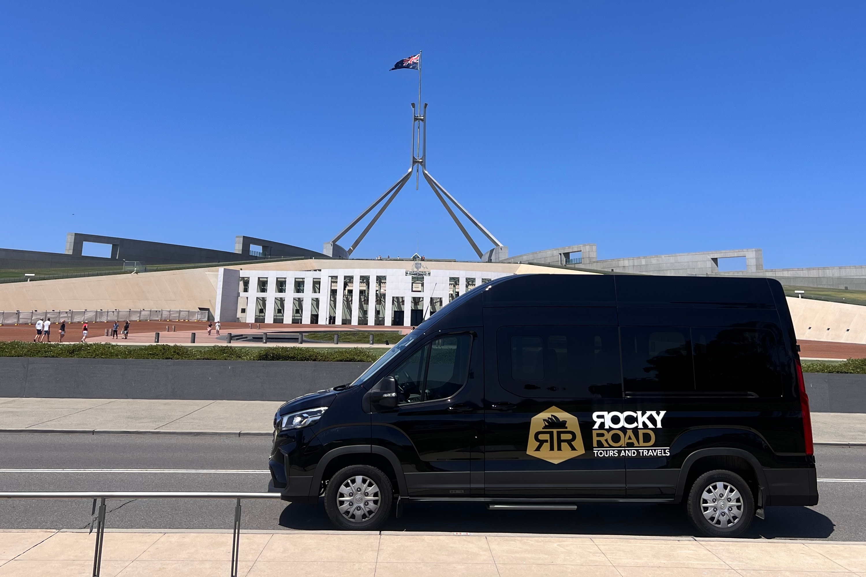乘坐時尚舒適的Rocky Road旅遊廂型車參觀堪培拉國會大廈