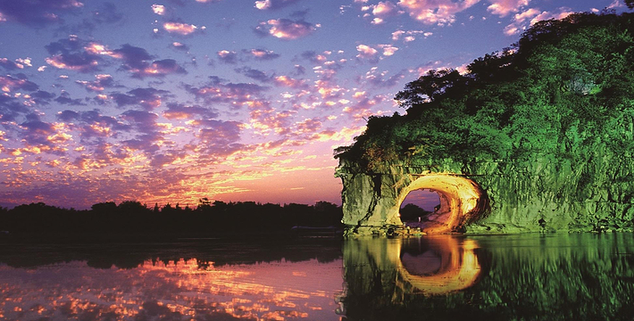 象鼻山：象鼻山是桂林的標誌，山形酷似巨象臨江飲水，栩栩如生。它坐落於灕江與桃花江交匯處，山體與水中倒影相映成趣，成為桂林城徽與自然奇觀的象徵。